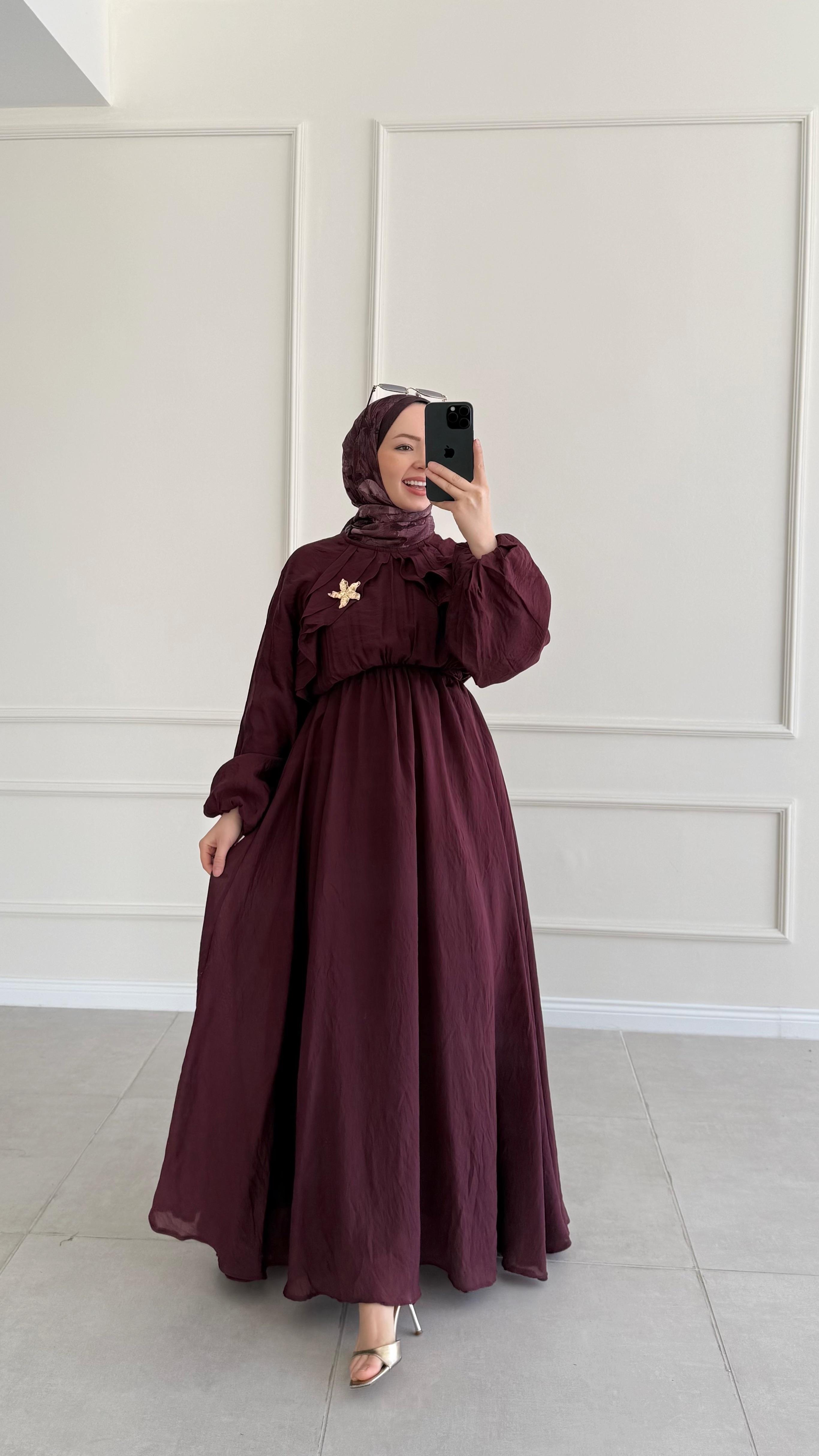 Pale Fırfırlı Broş Detaylı Bordo Elbise