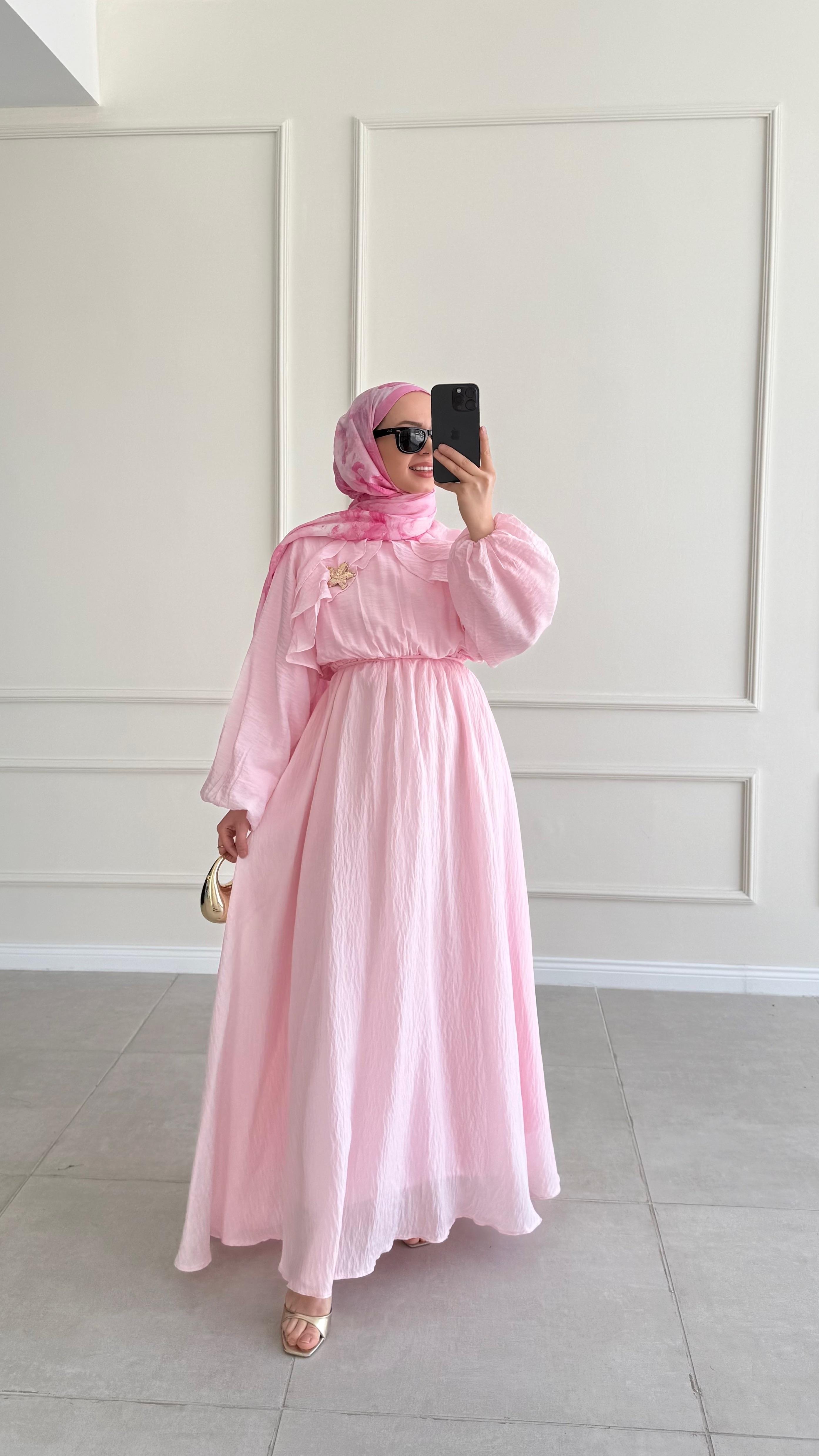 Pale Fırfırlı Broş Detaylı Pembe Elbise