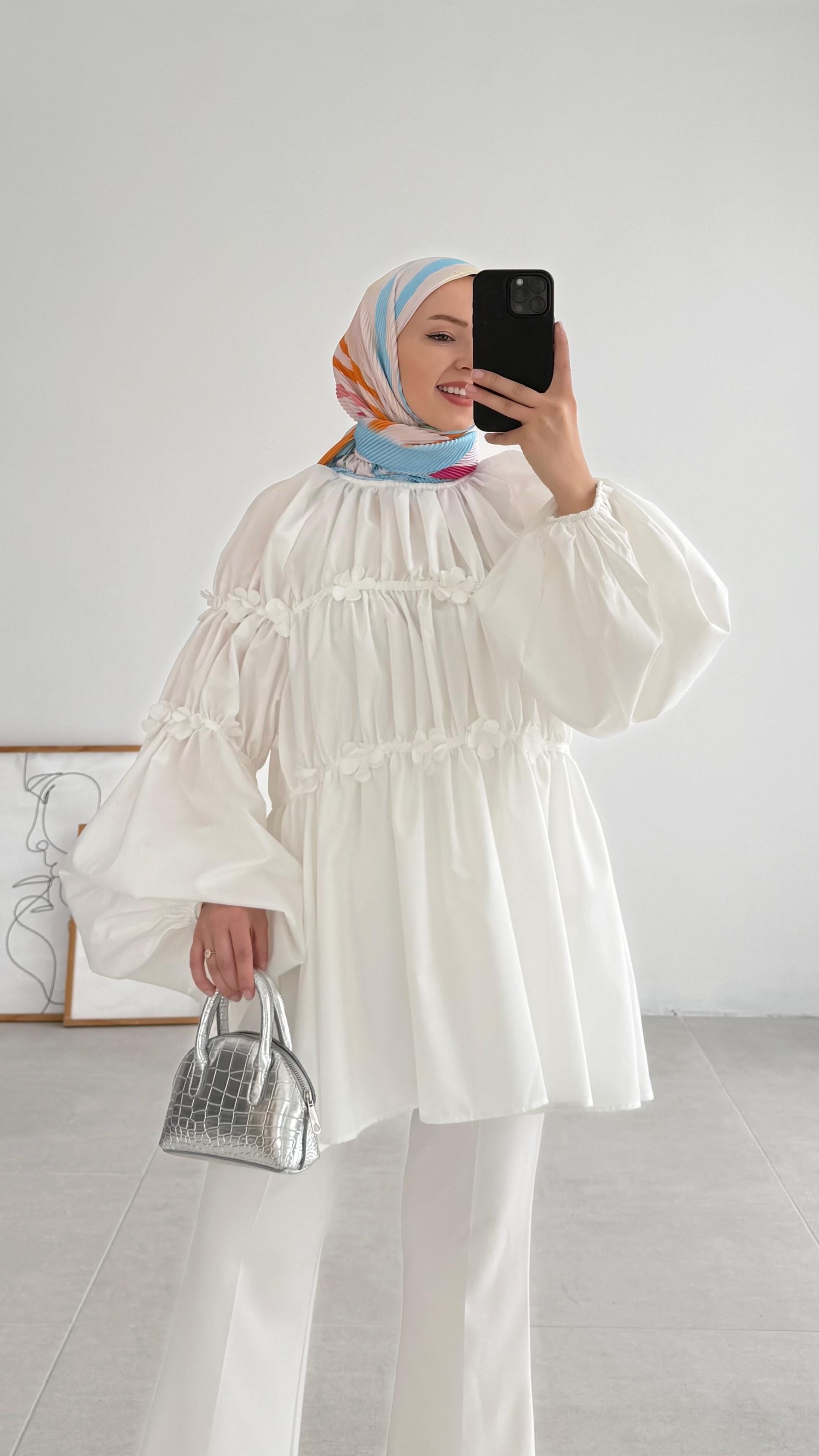 Reglan Minik Çiçek Detaylı Ekru Bluz 