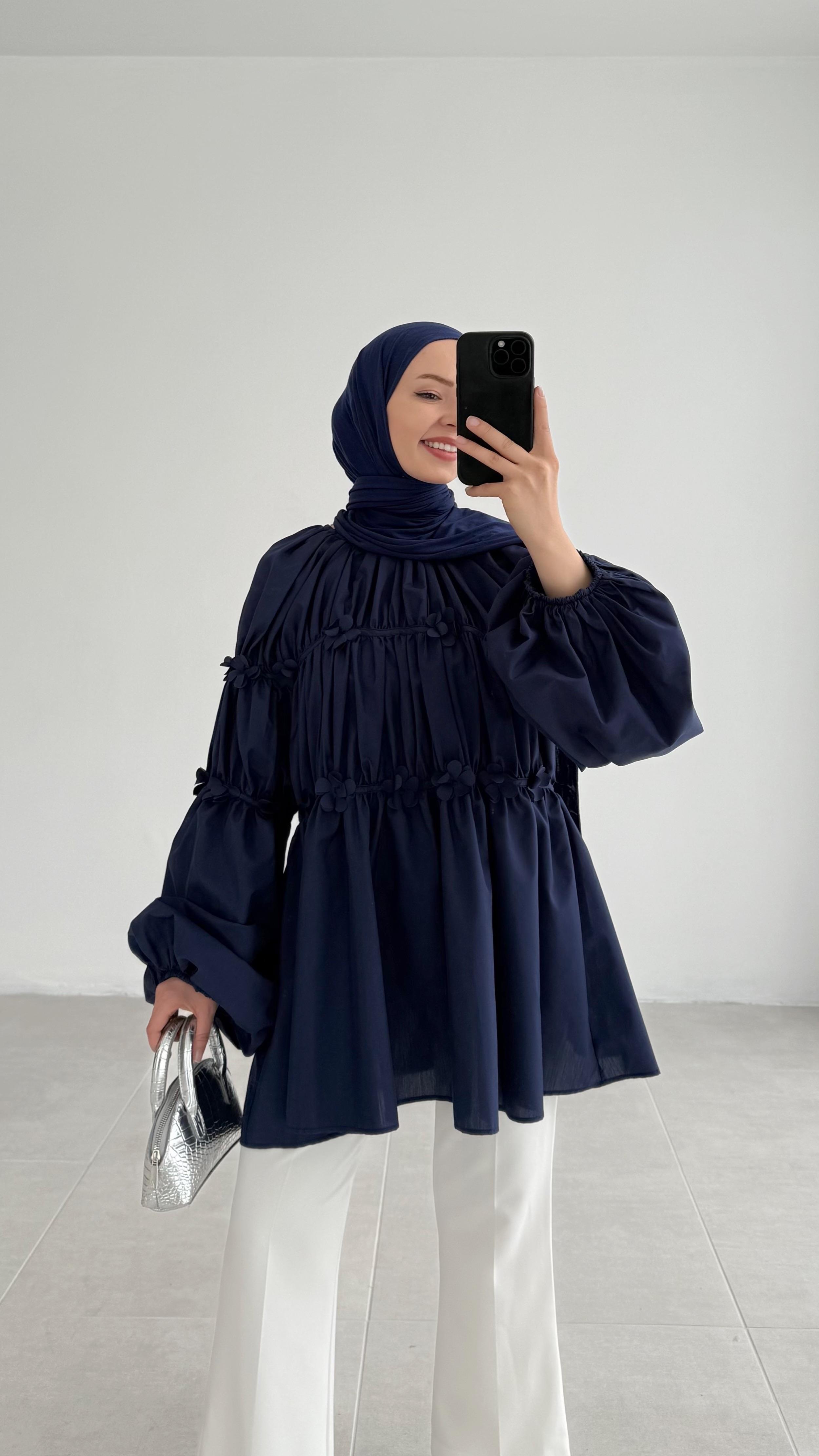 Reglan Minik Çiçek Detaylı Lacivert Bluz 