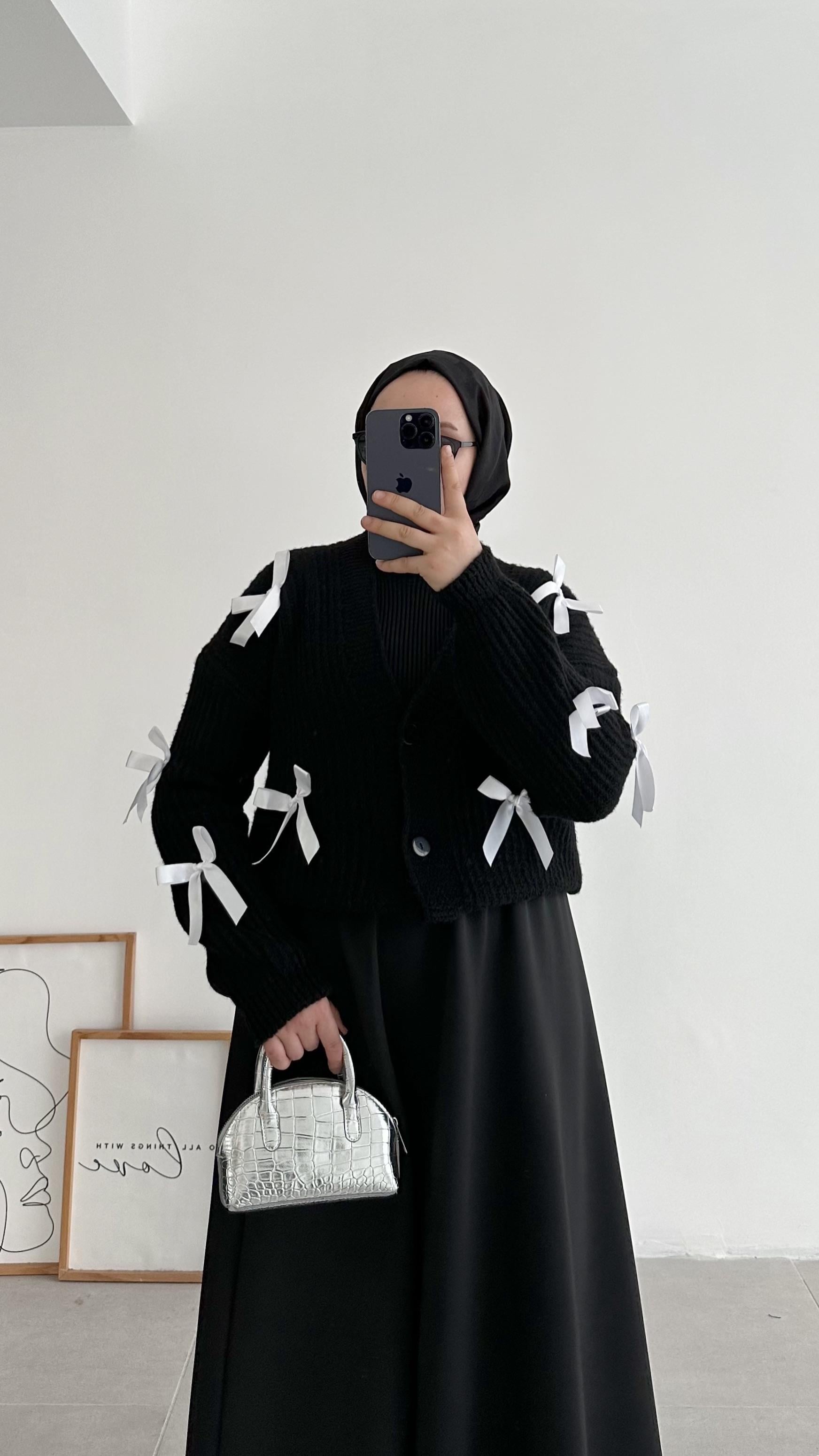 Renka Kurdele Detaylı Siyah Hırka