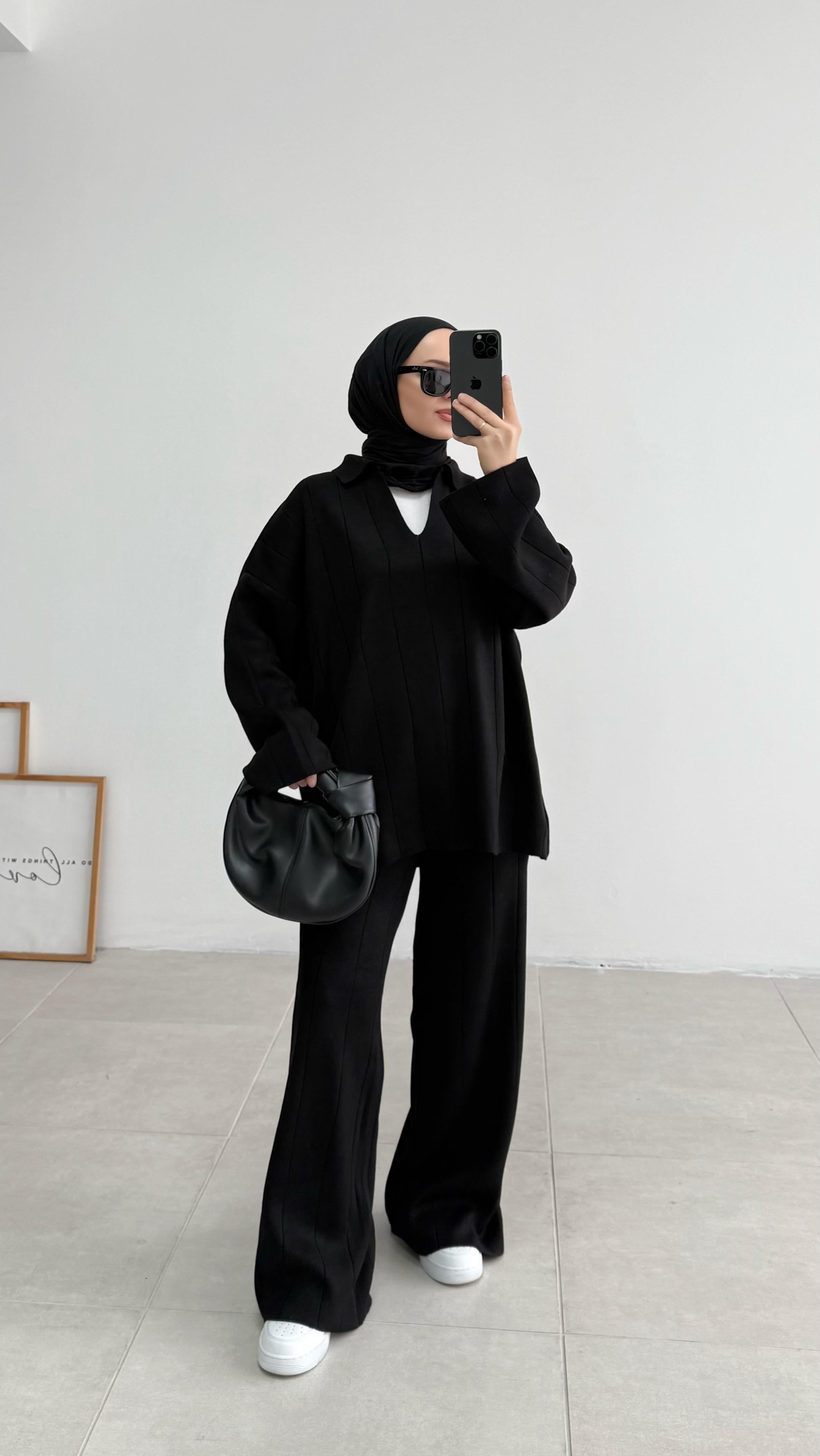 Reya V Yaka Çizgili Siyah Triko Takım