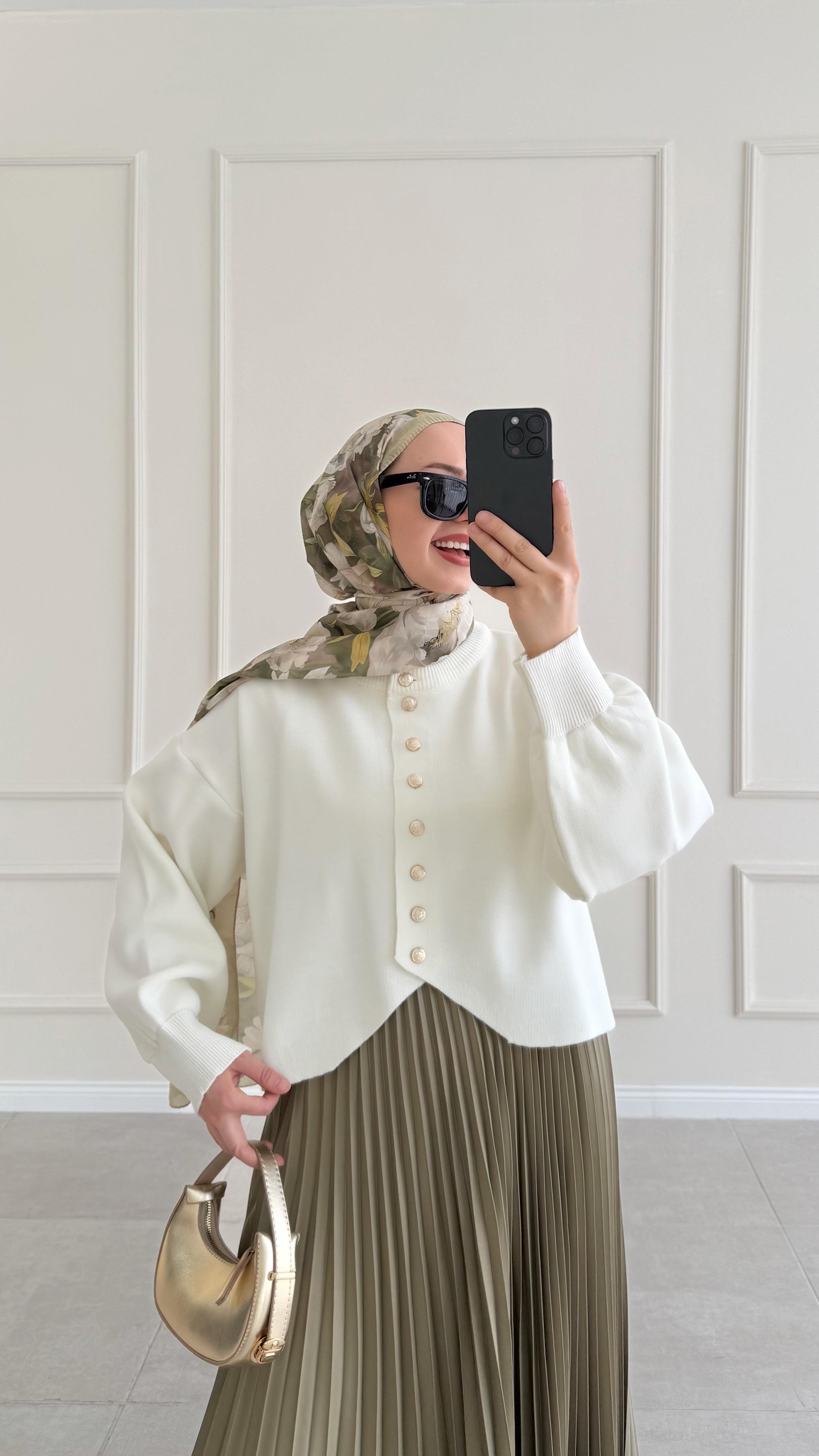 Aida Beyaz Gold Düğmeli Triko Hırka