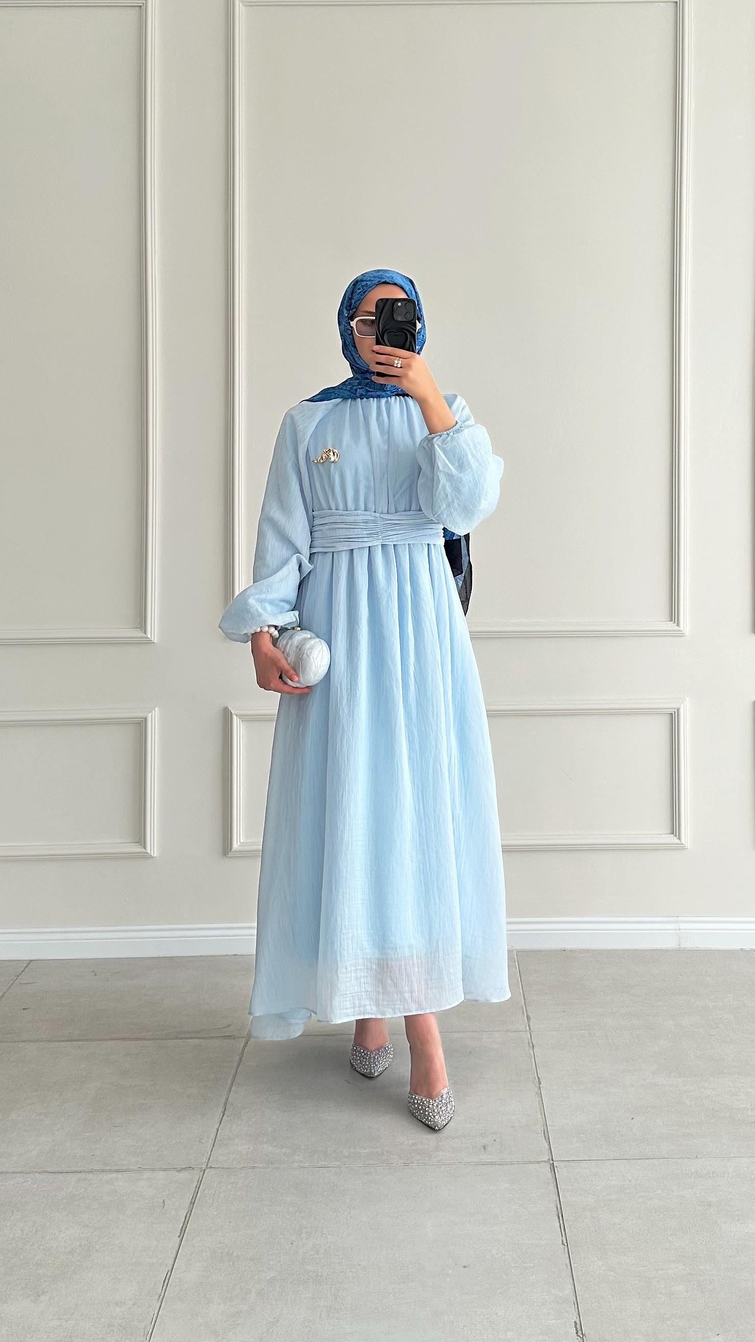 Angelina Broş Detaylı Mavi Elbise