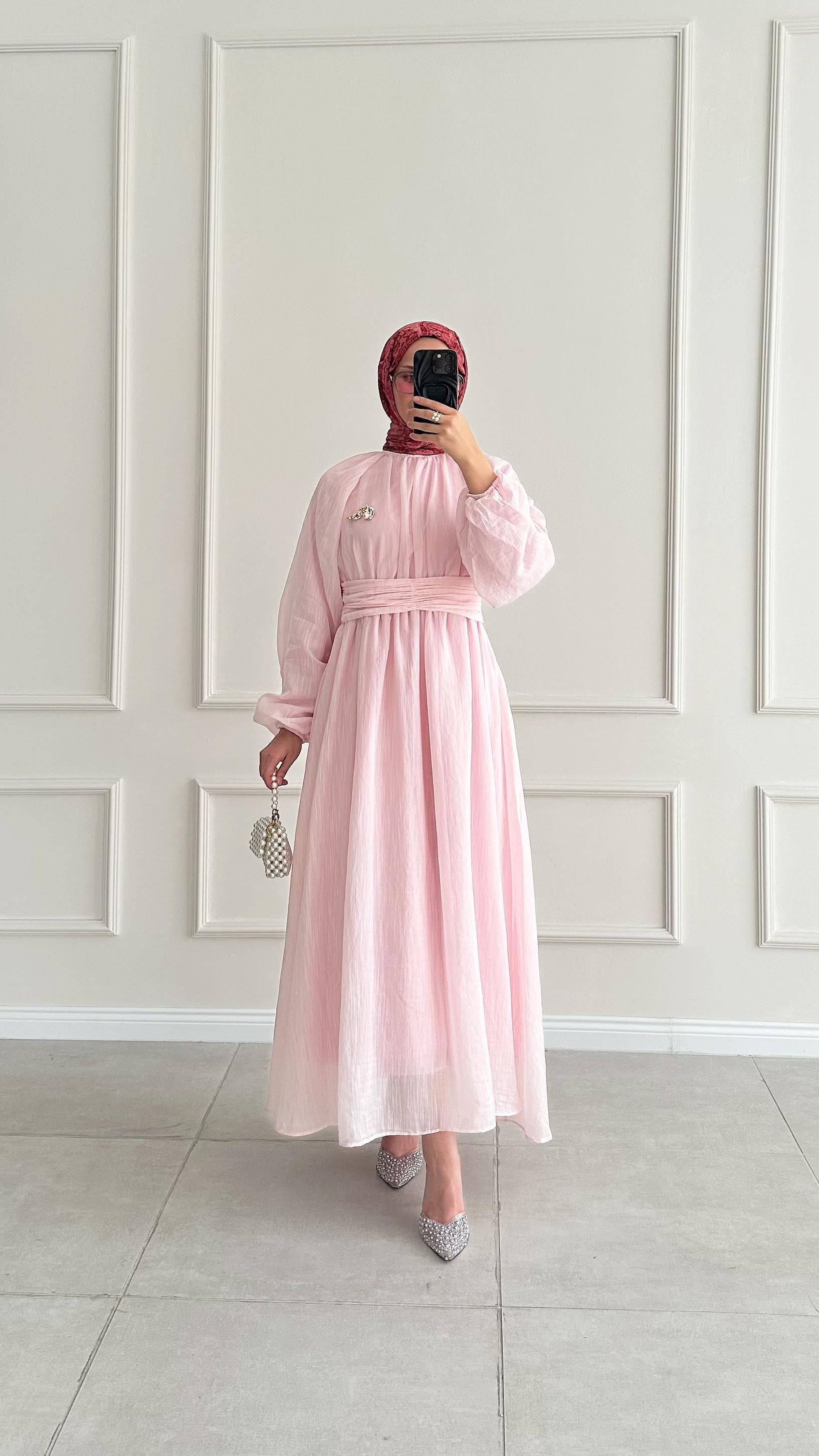 Angelina Broş Detaylı Pembe Elbise