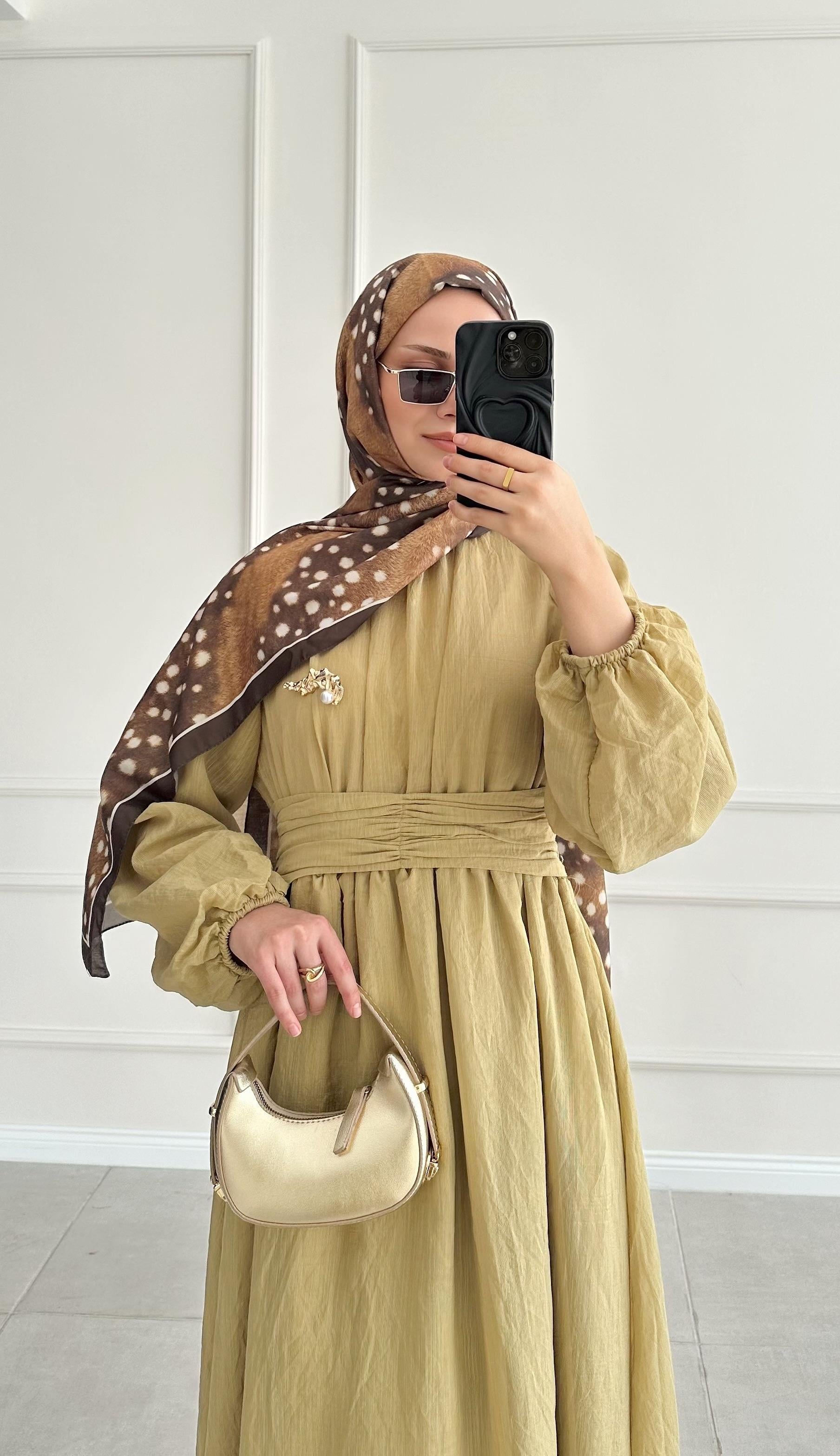 Angelina Broş Detaylı Yeşil Elbise