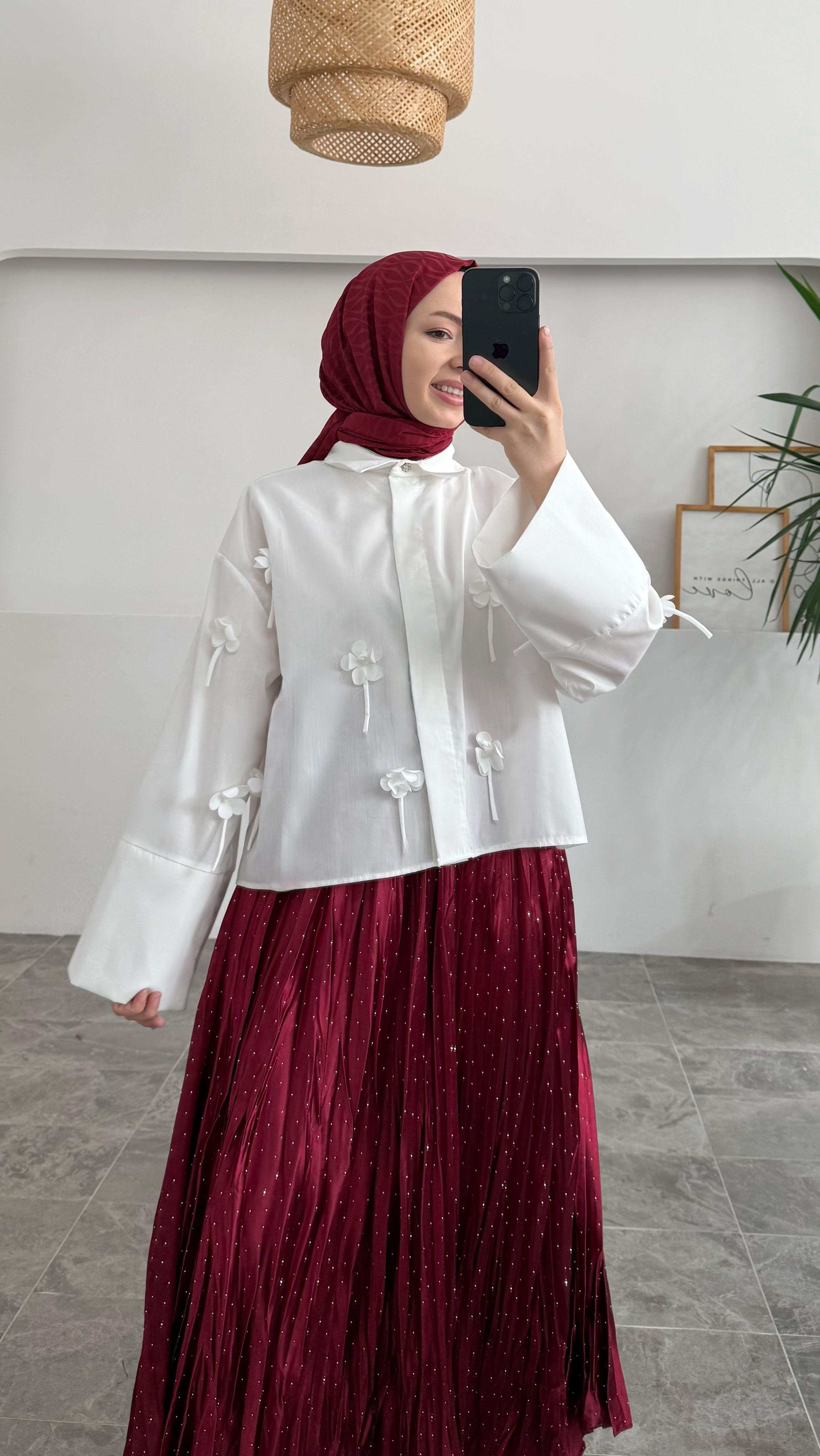 Bahar Çiçekli Beyaz Gömlek