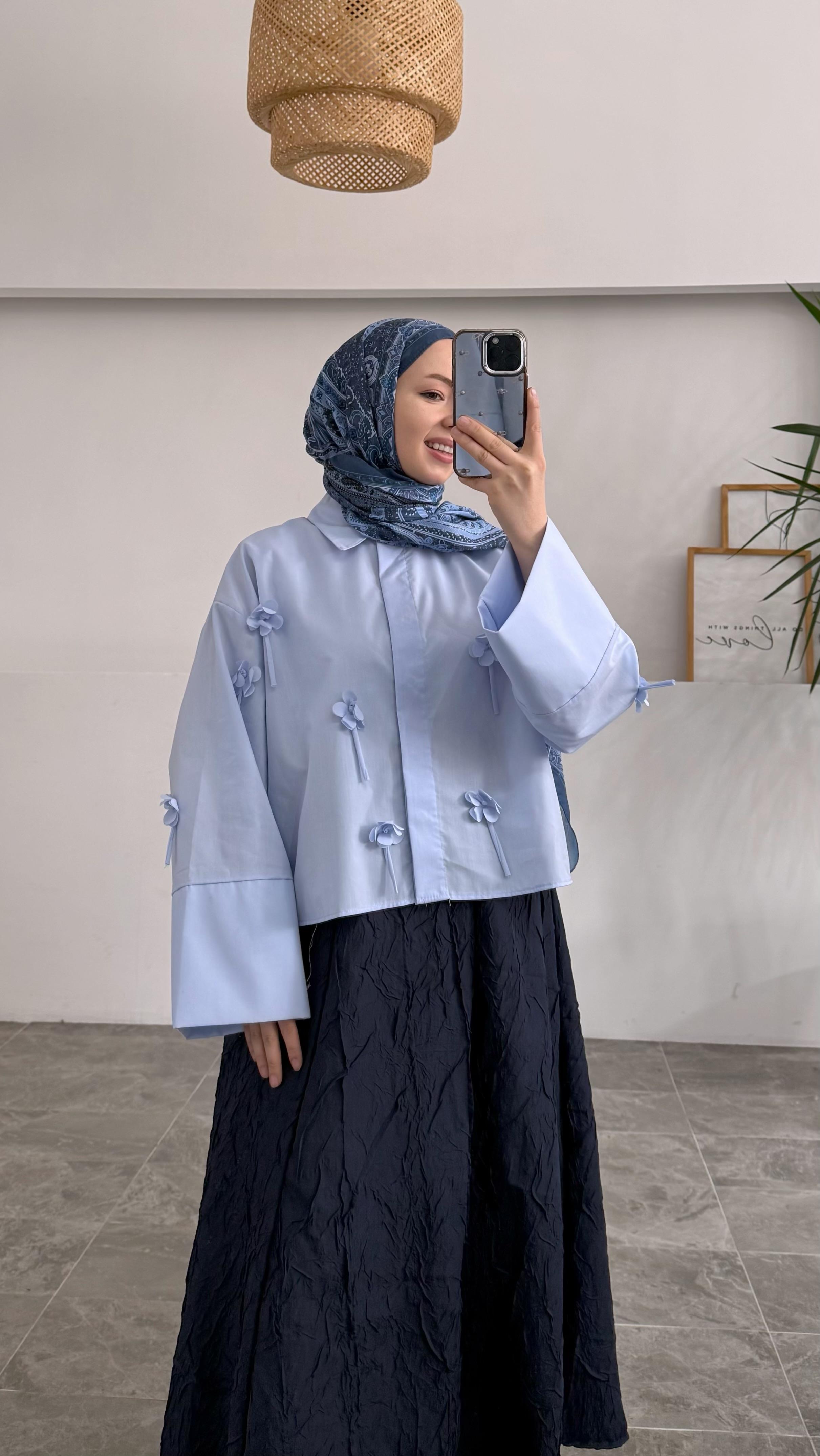 Bahar Çiçekli Mavi Gömlek