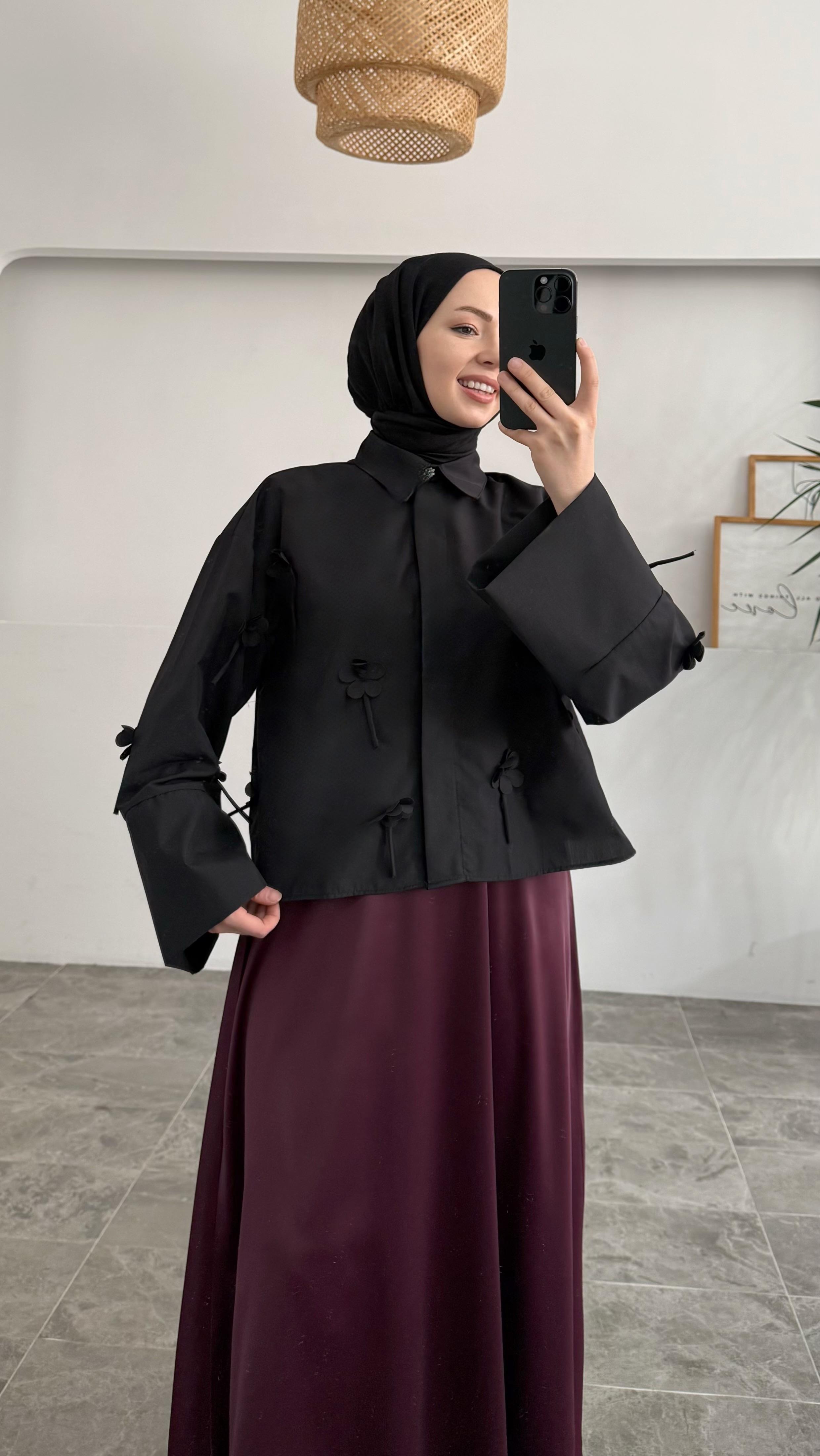 Bahar Çiçekli Siyah Gömlek