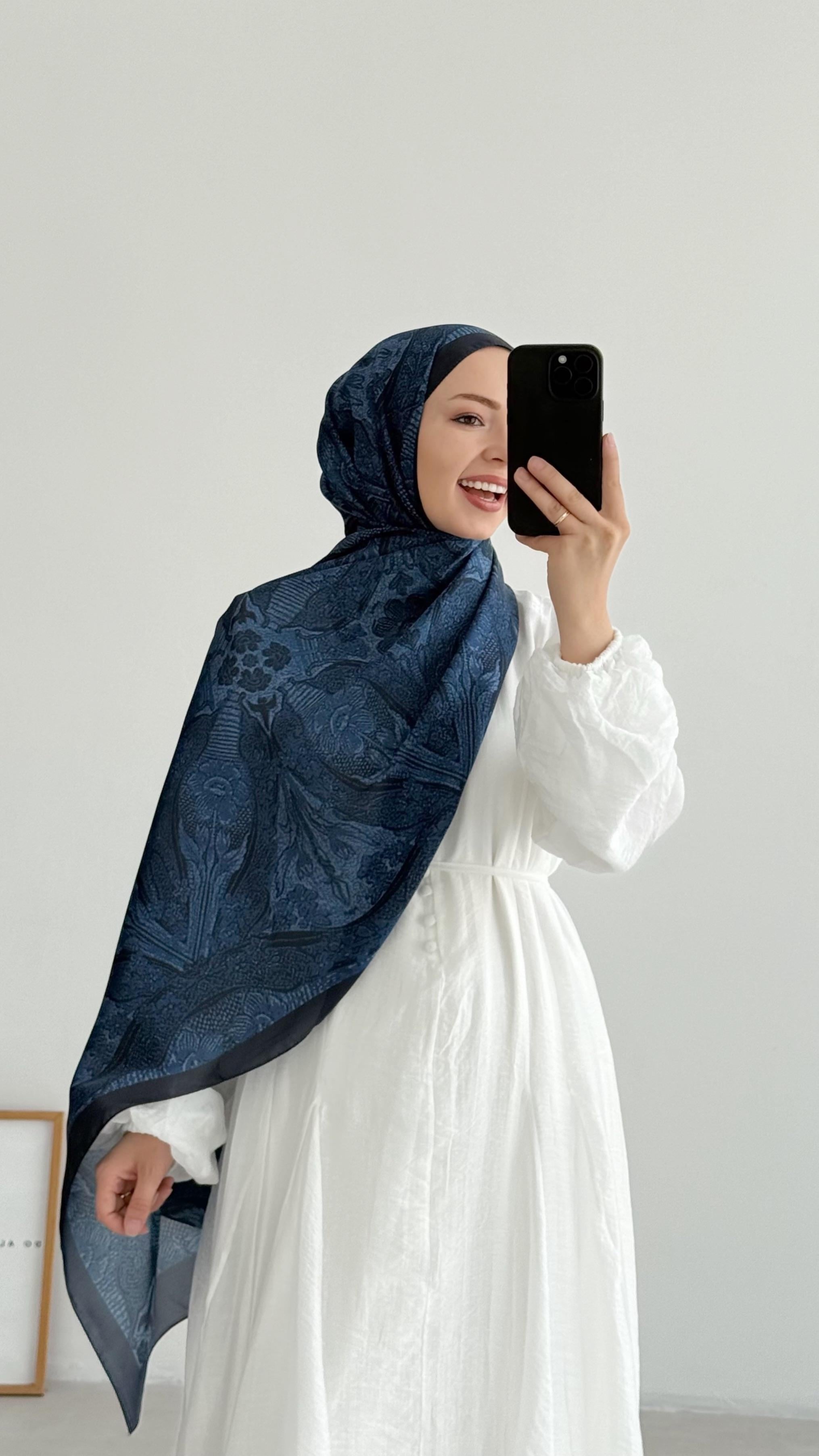 Bella İpeksi Violet Desenli Lacivert Şal