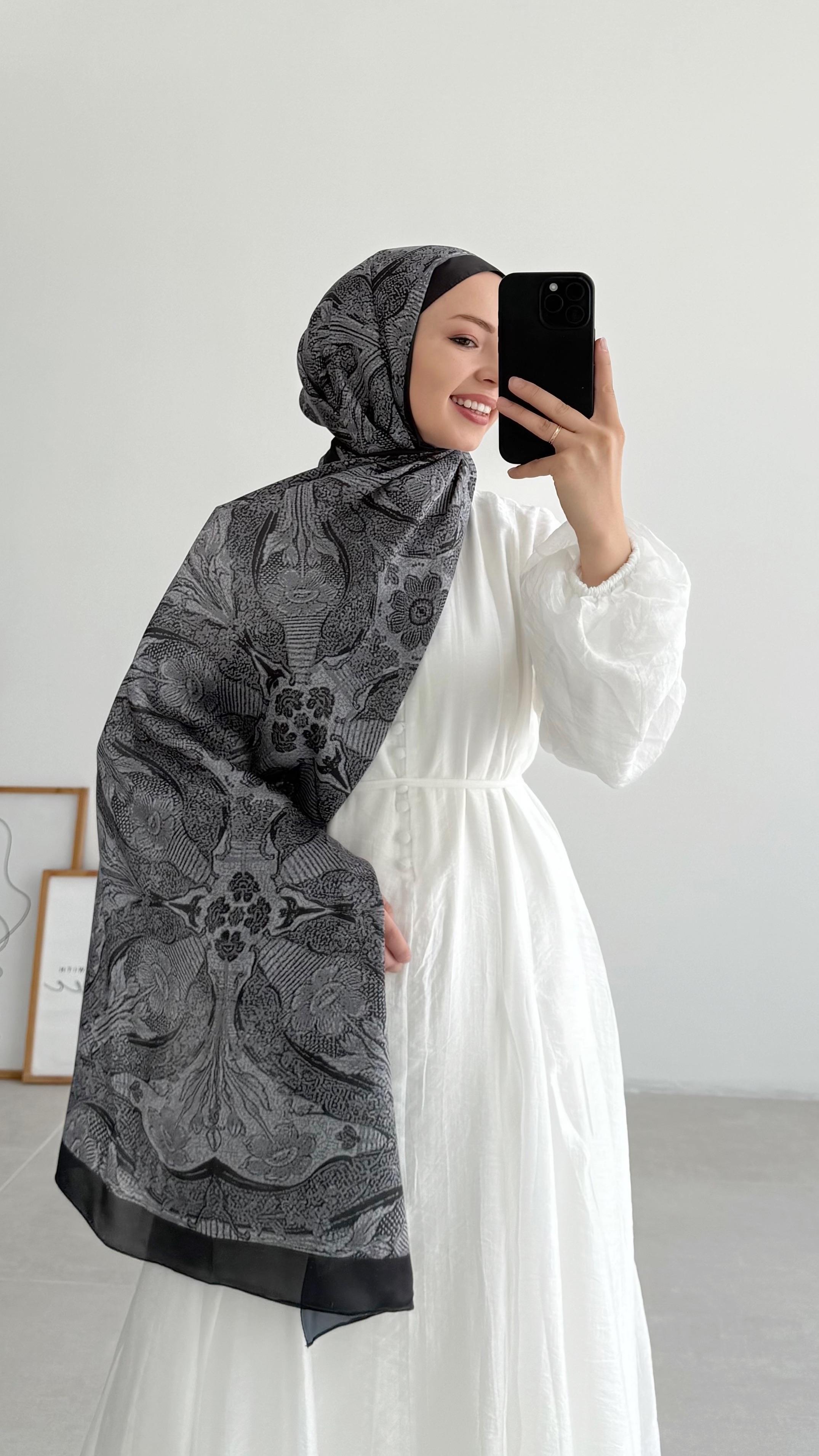 Bella İpeksi Violet Desenli Siyah Şal