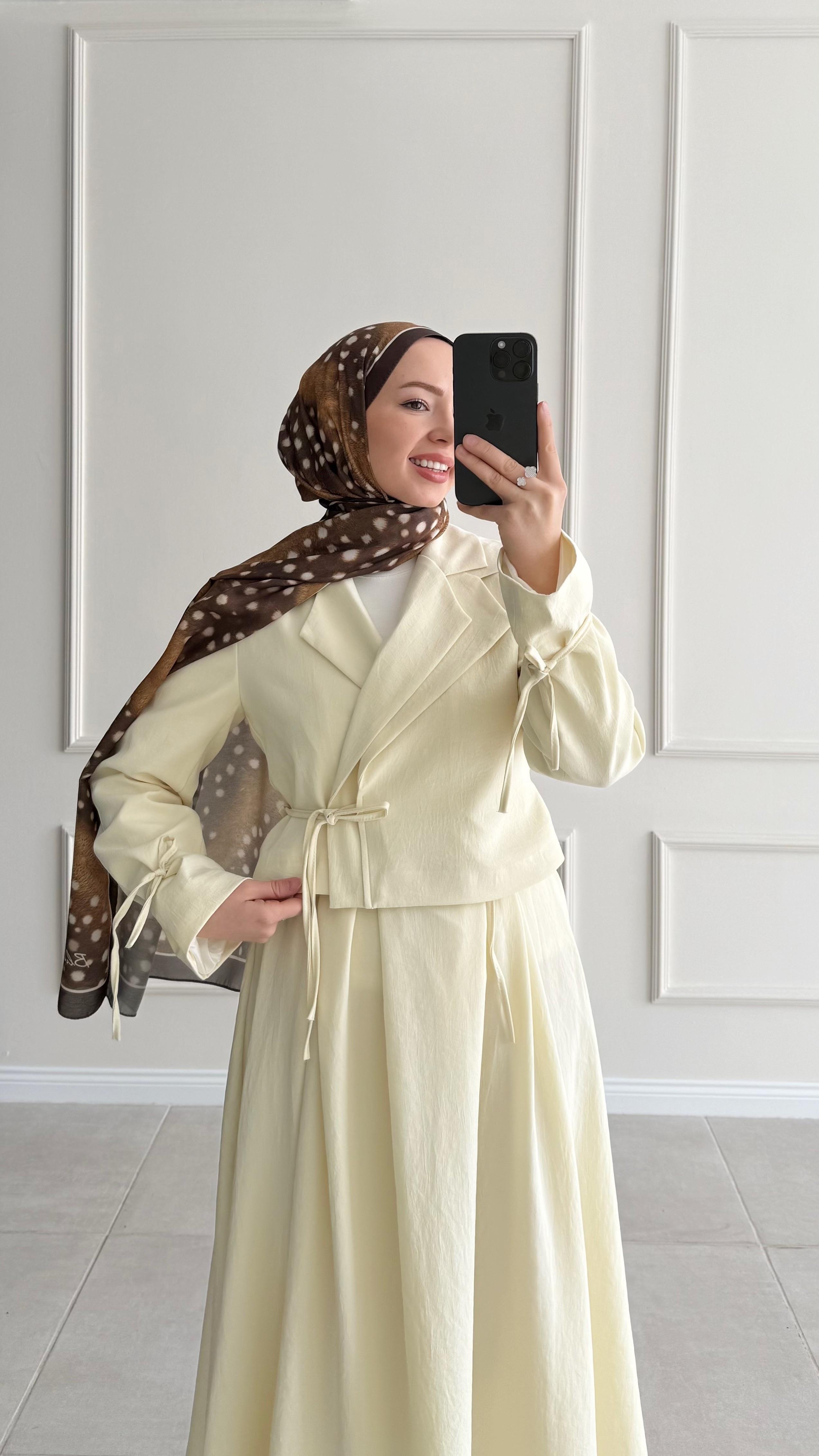 Defes Çift Yaka Sarı Etekli Takım 