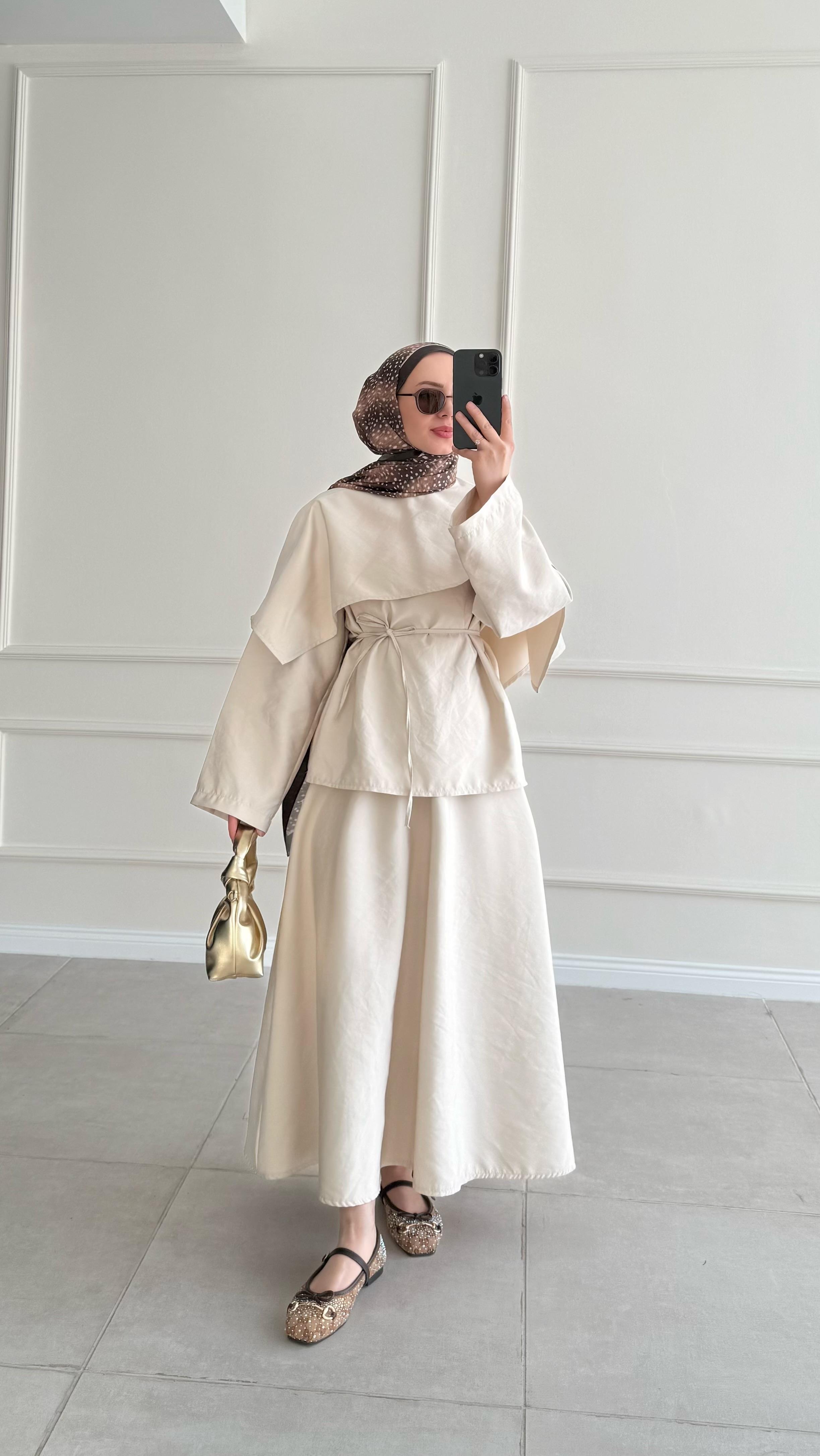 Elda Yakası Pelerinli Poplin Ekru Etek Takım