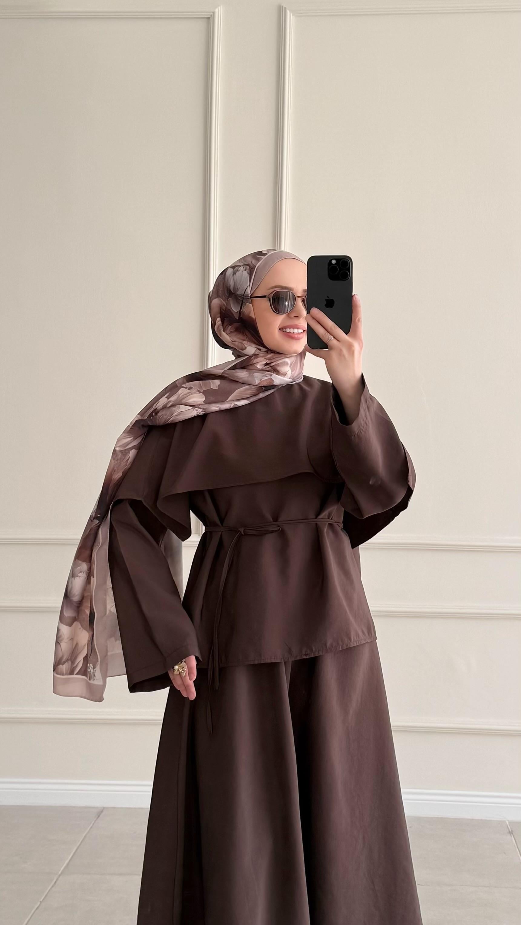Elda Yakası Pelerinli Poplin Kahverengi Etek Takım
