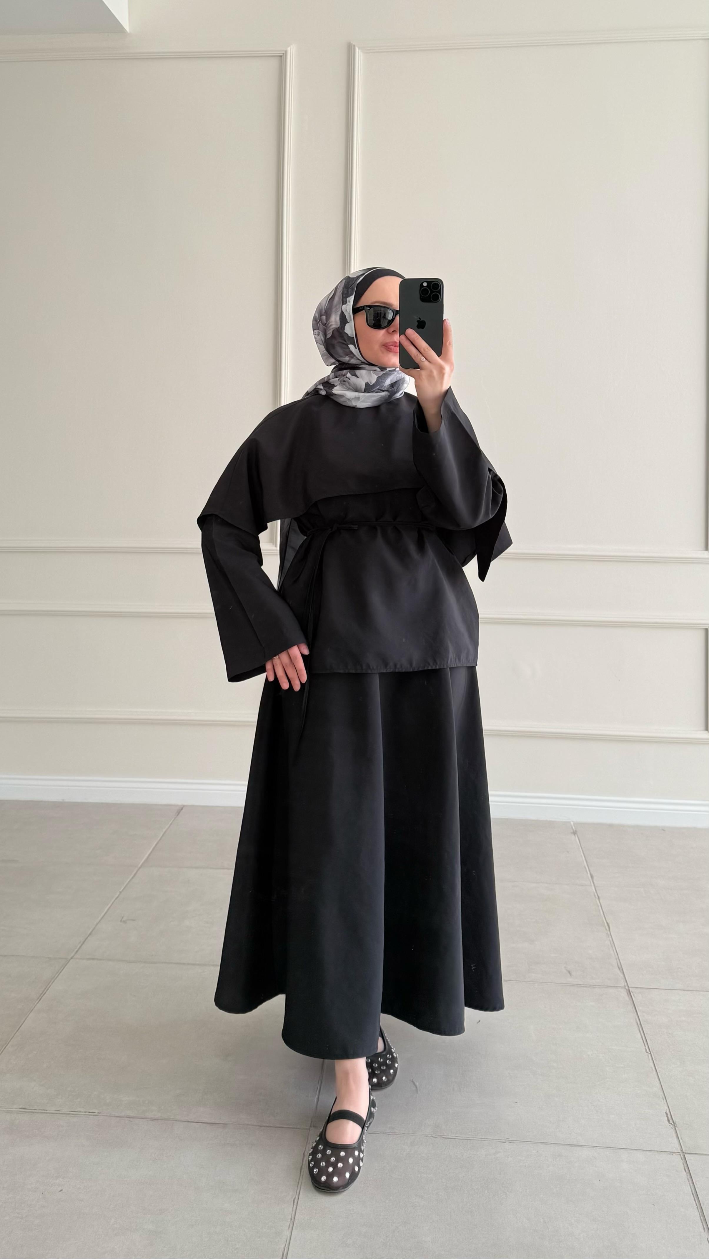 Elda Yakası Pelerinli Poplin Siyah Etek Takım