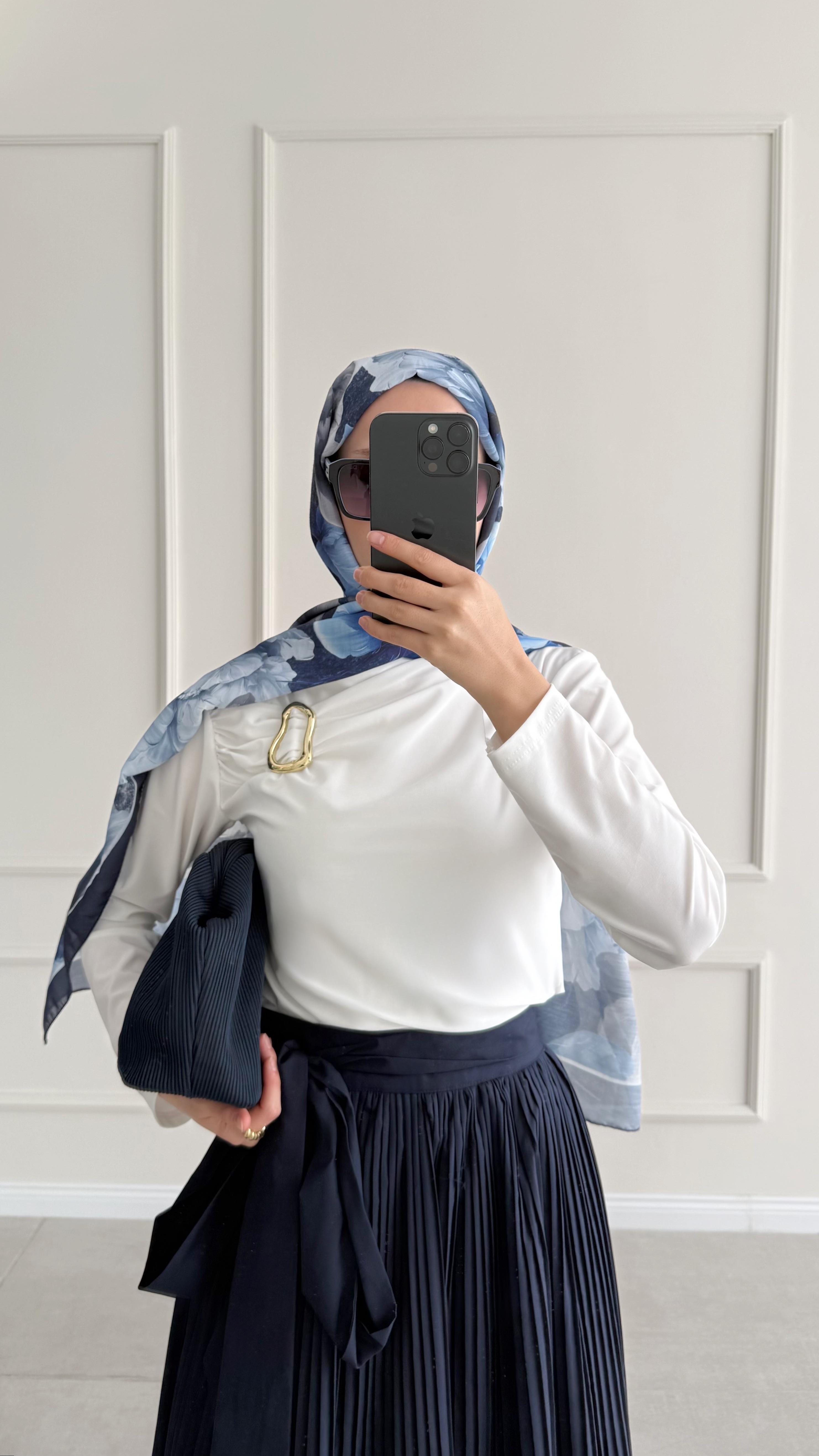 Emily Gold Tokalı Drapeli Ekru Bluz