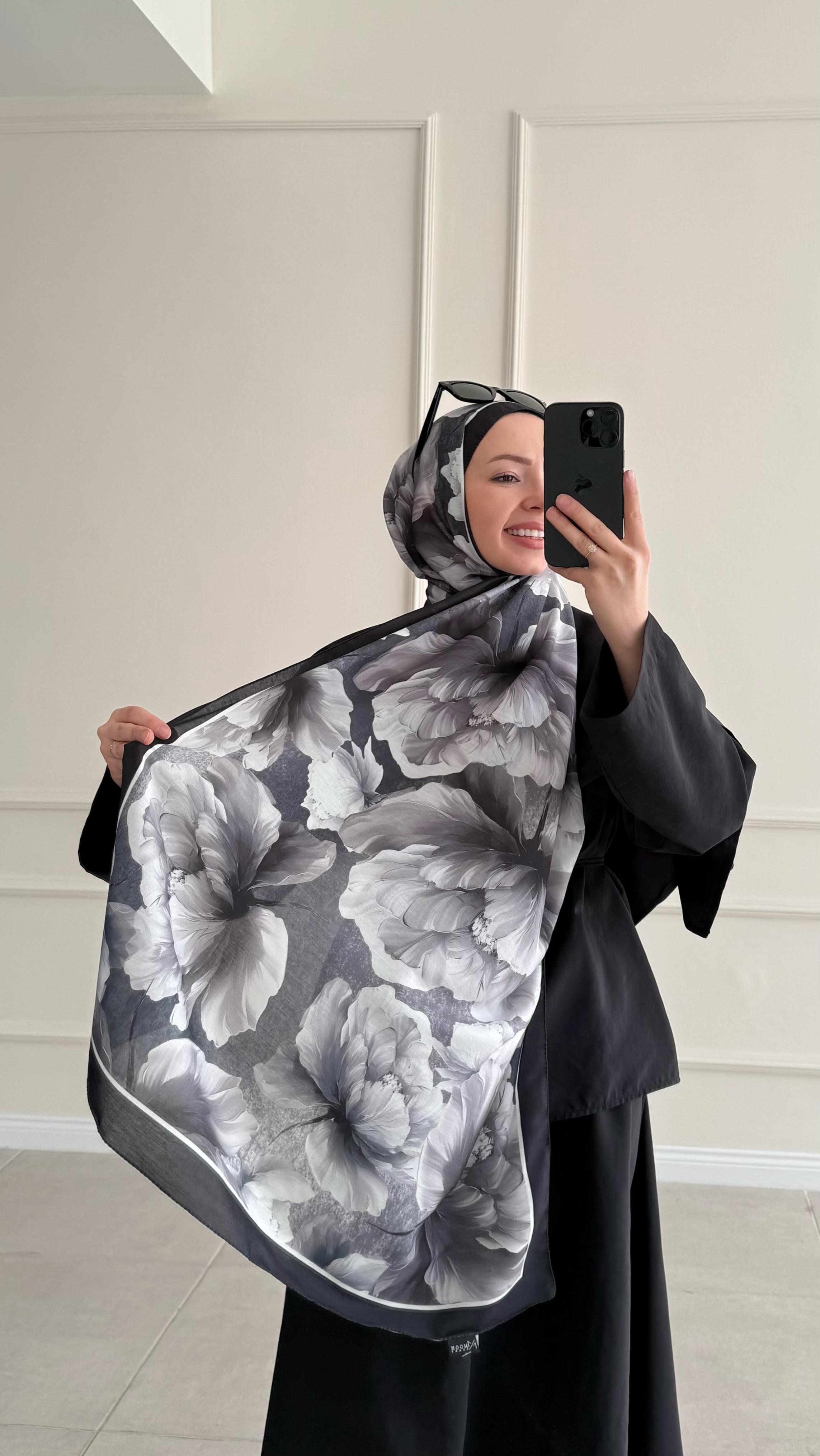 Flower Siyah Desenli Şal