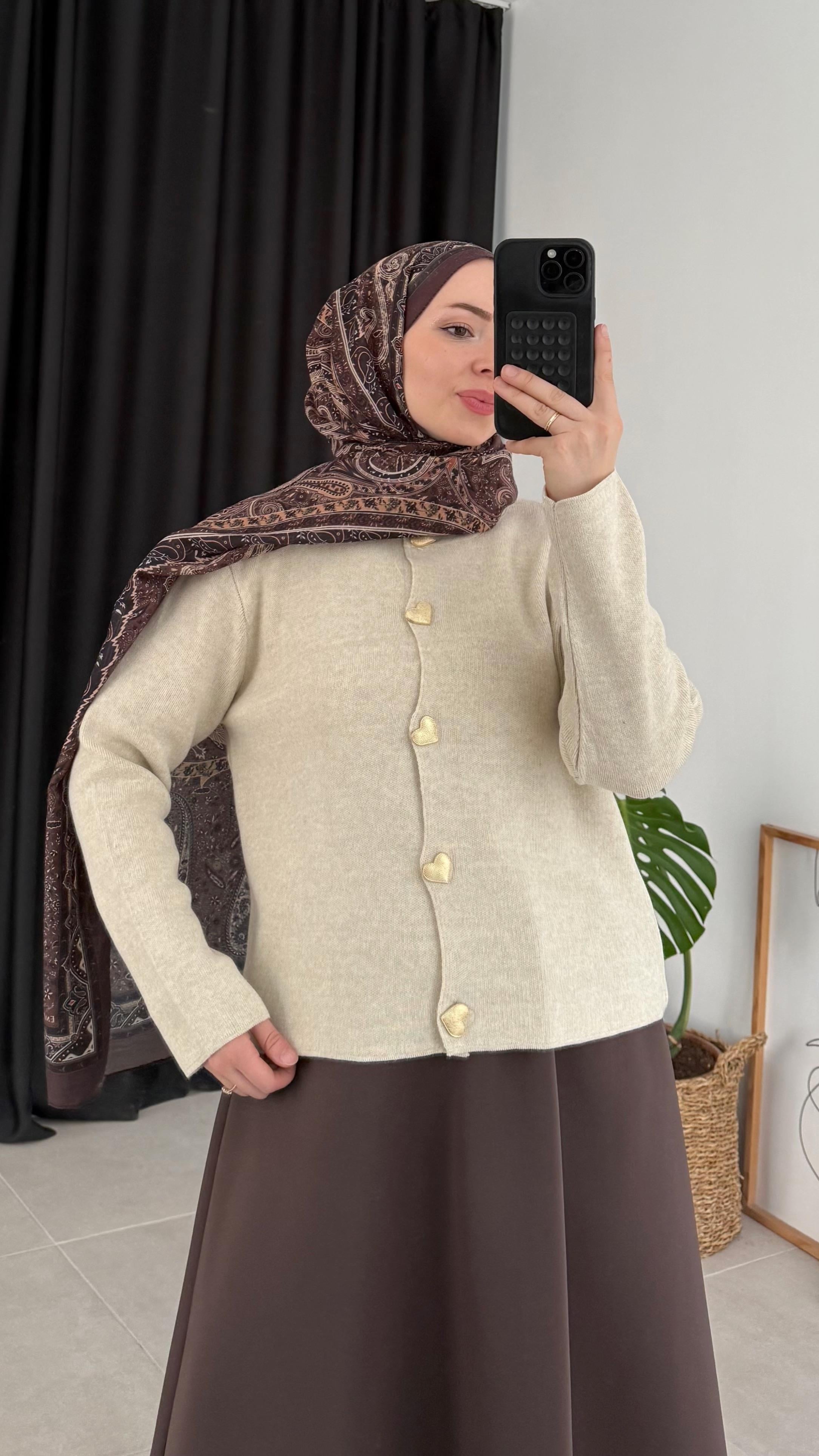 Mayra Kalp Düğme Bej Triko Hırka