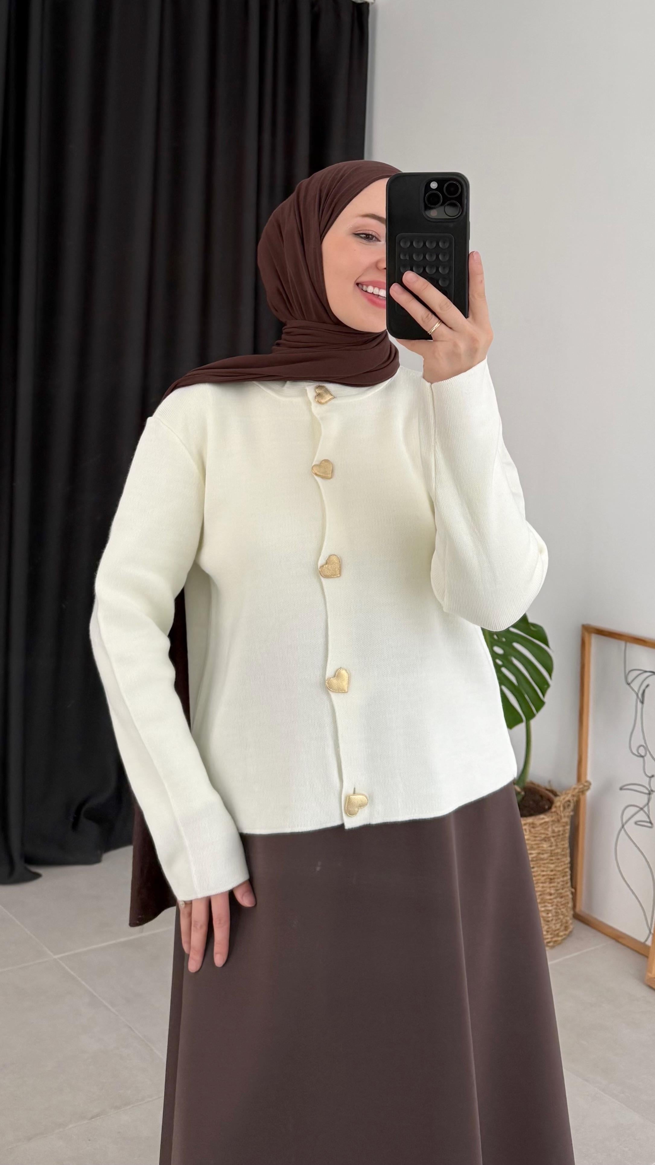 Mayra Kalp Düğme Beyaz Triko Hırka