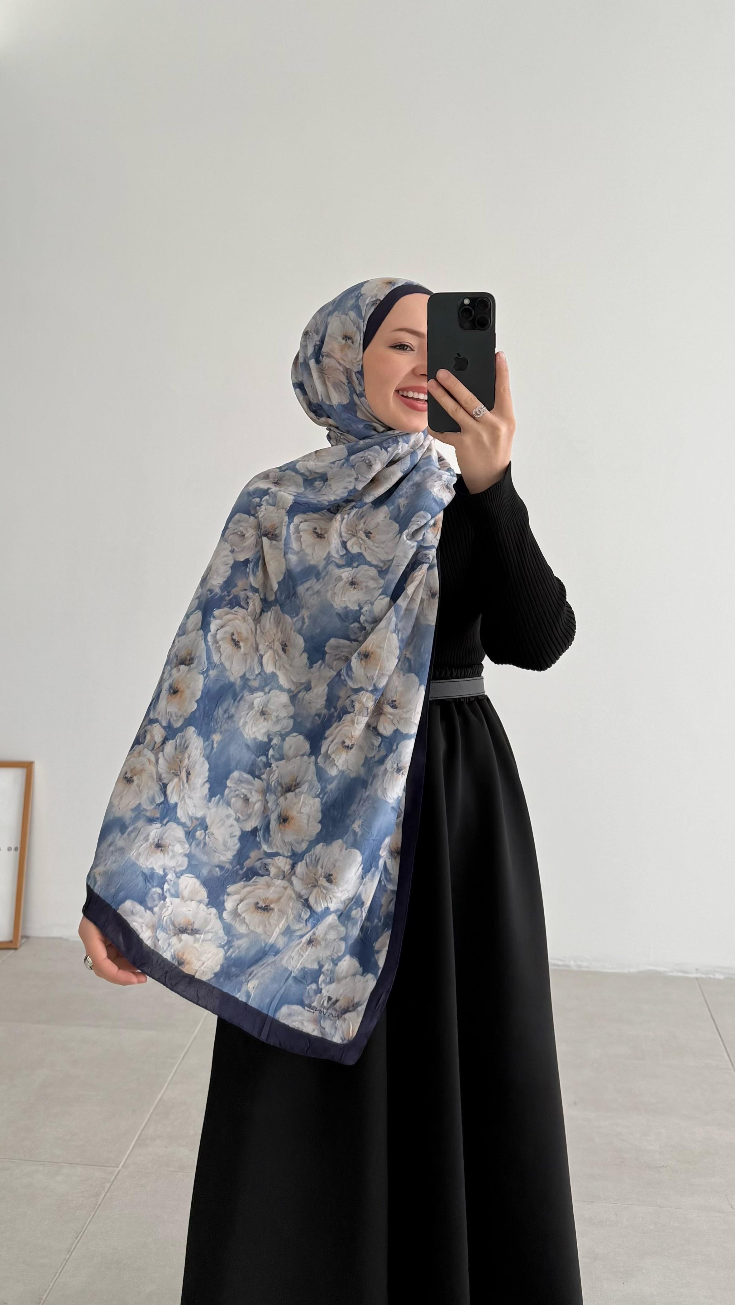 Noir Çiçekli Monogram Floş Mavi Şal 