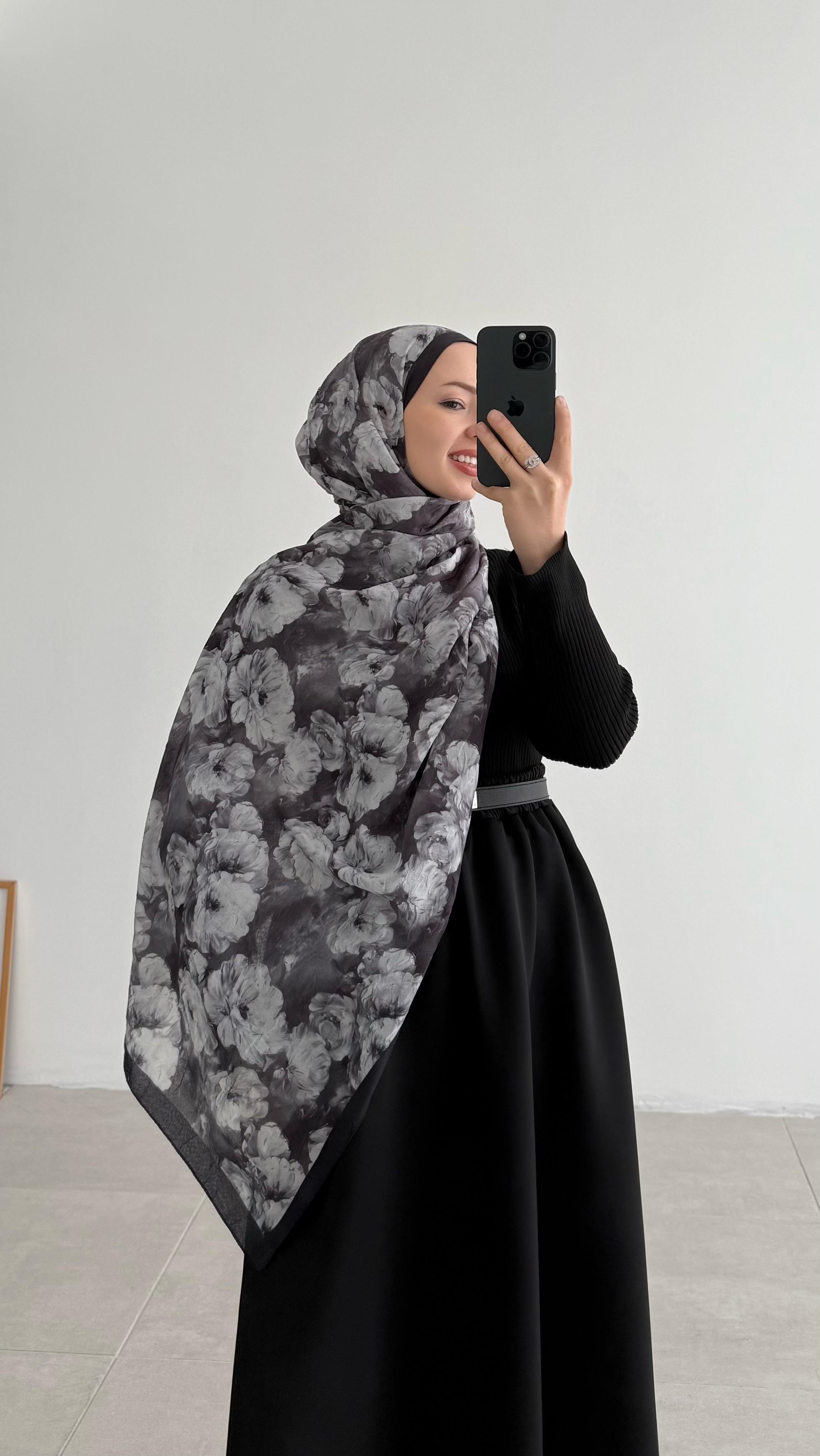 Noir Çiçekli Monogram Floş Siyah Şal 