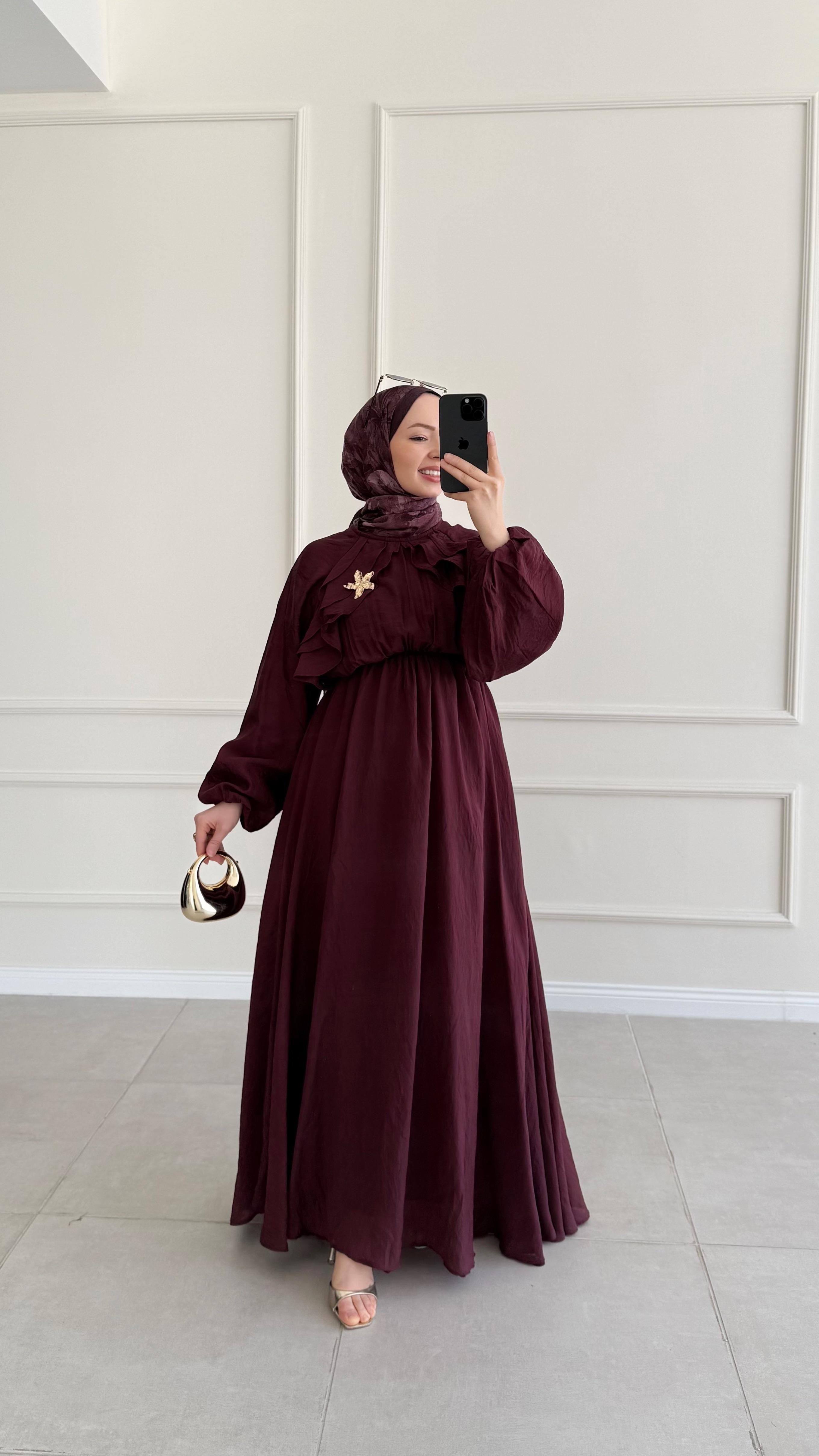 Pale Fırfırlı Broş Detaylı Bordo Elbise