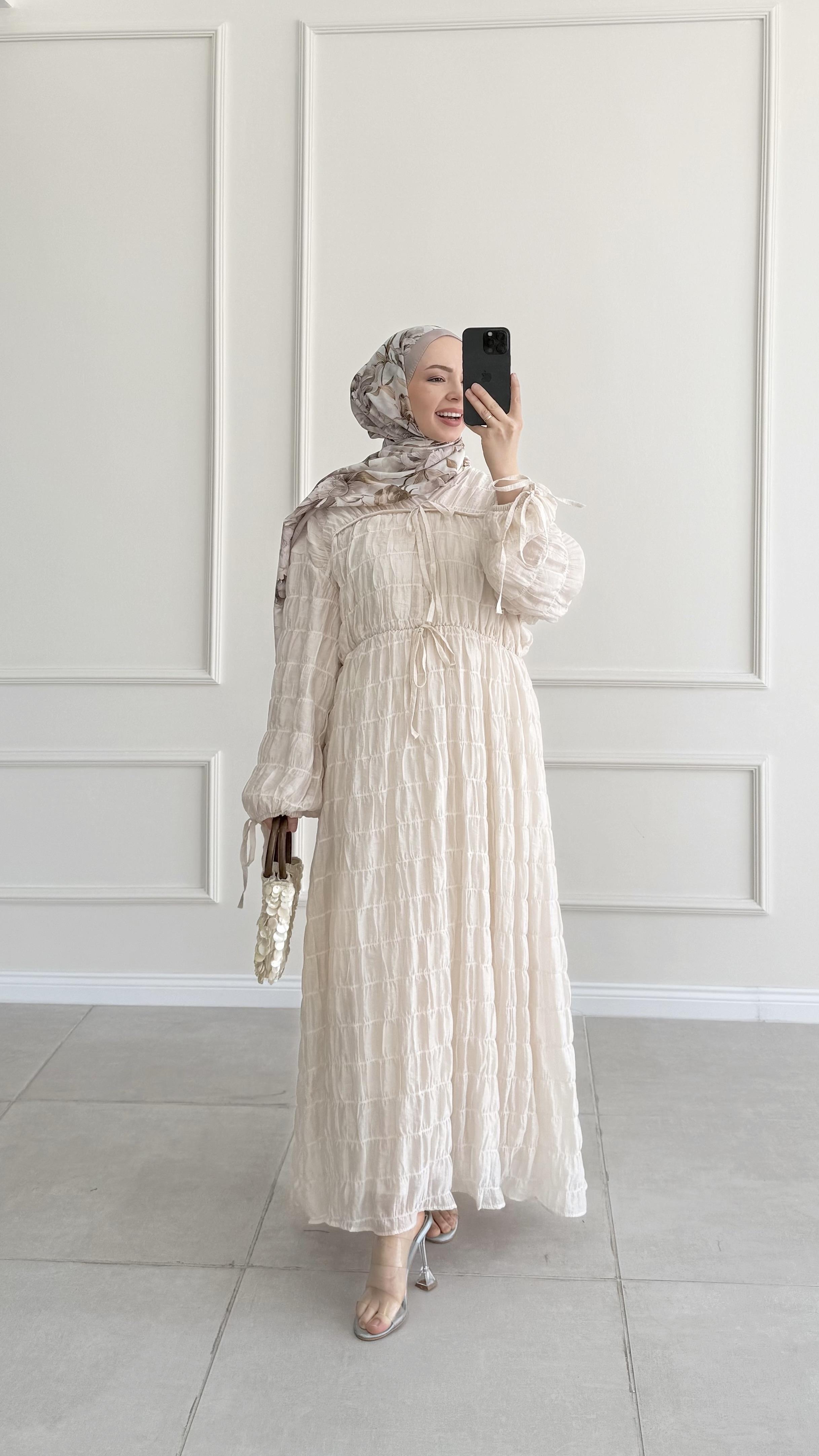 Perana Bağcıklı Krem Elbise 