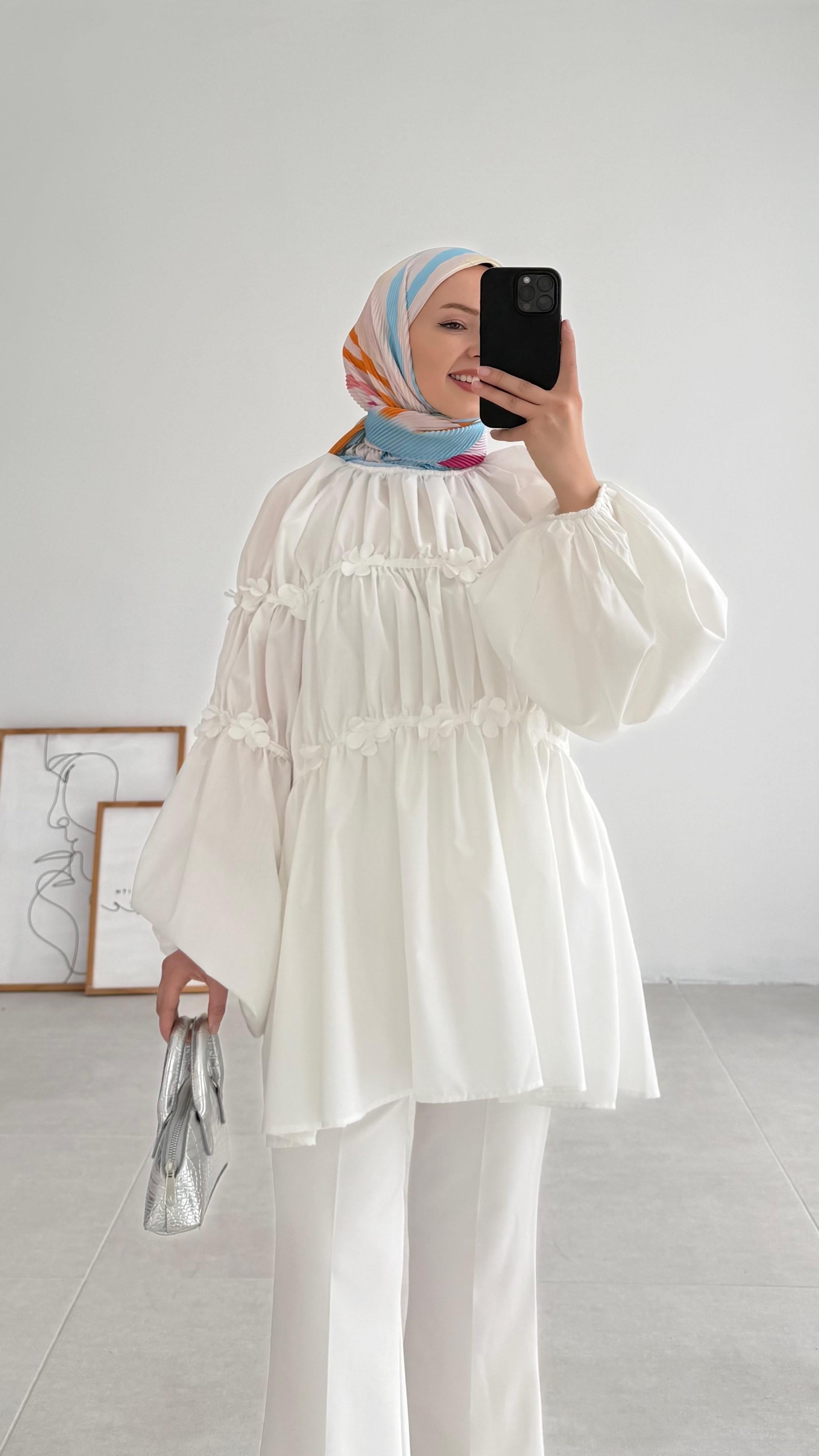 Reglan Minik Çiçek Detaylı Ekru Bluz 