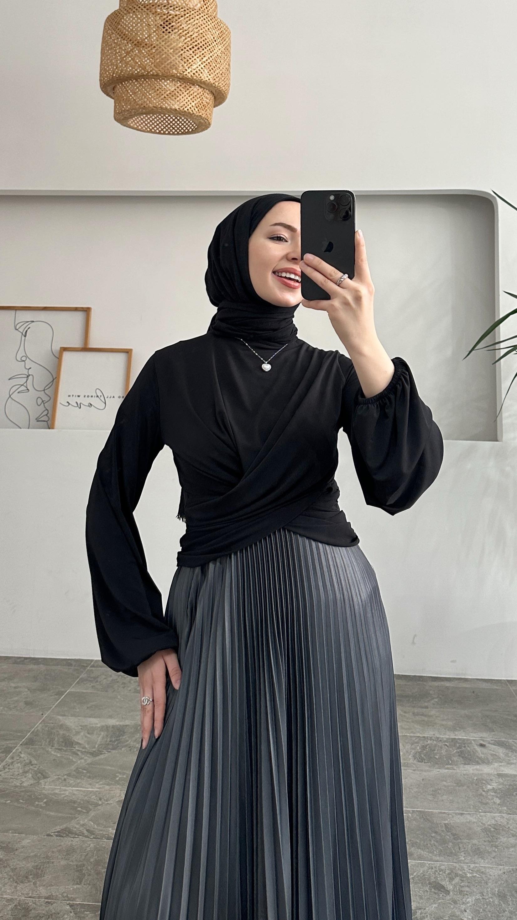 Sandra Drapeli Siyah Bluz