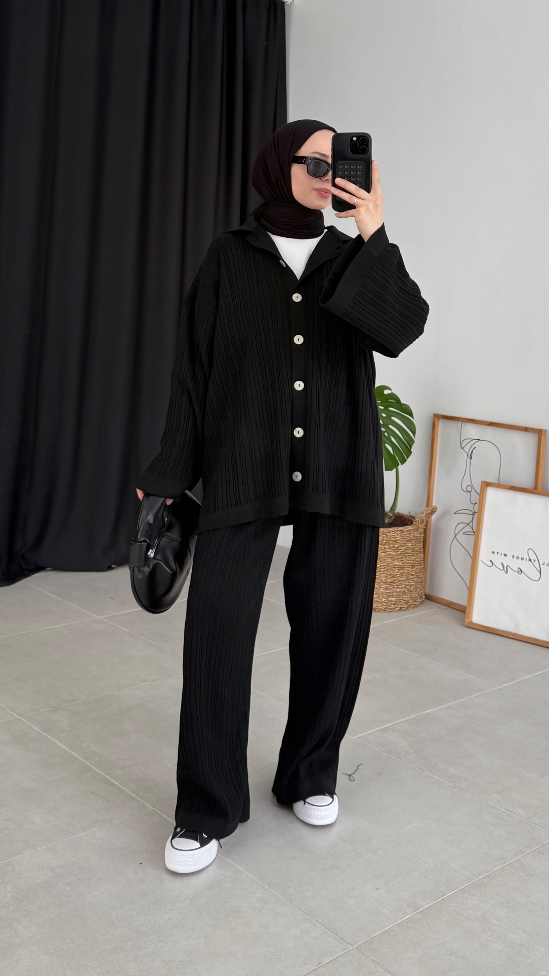 Sedef Düğme Siyah Triko Takım 