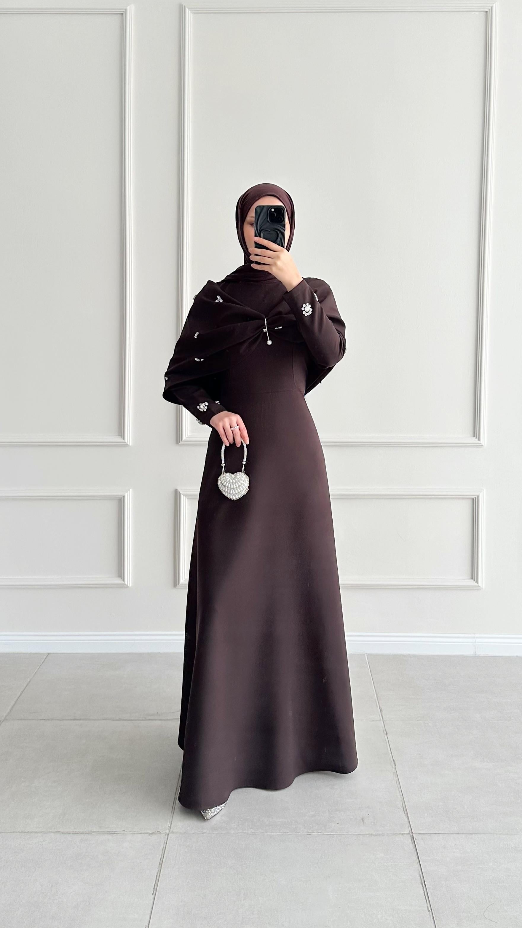 Viole Broş Detaylı Acı Kahve Abiye