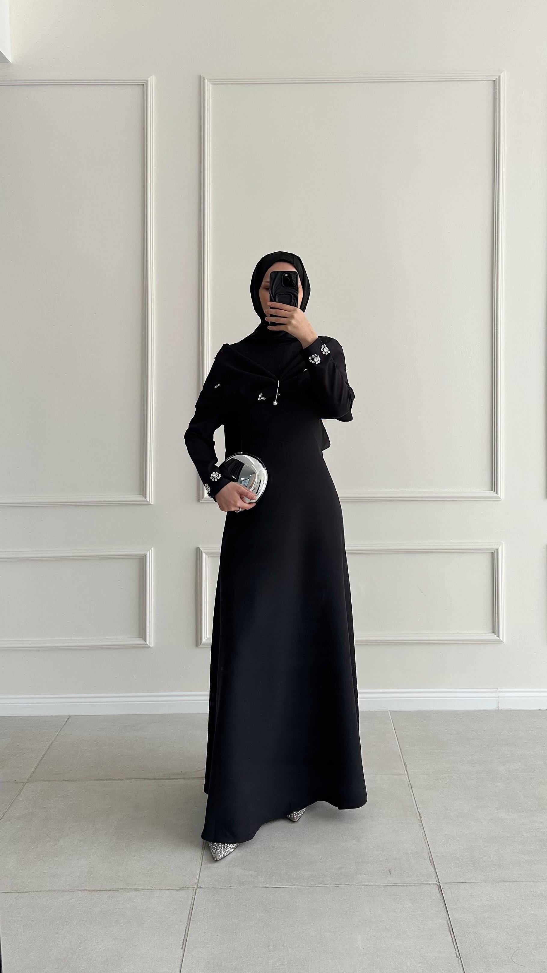 Viole Broş Detaylı Siyah Abiye