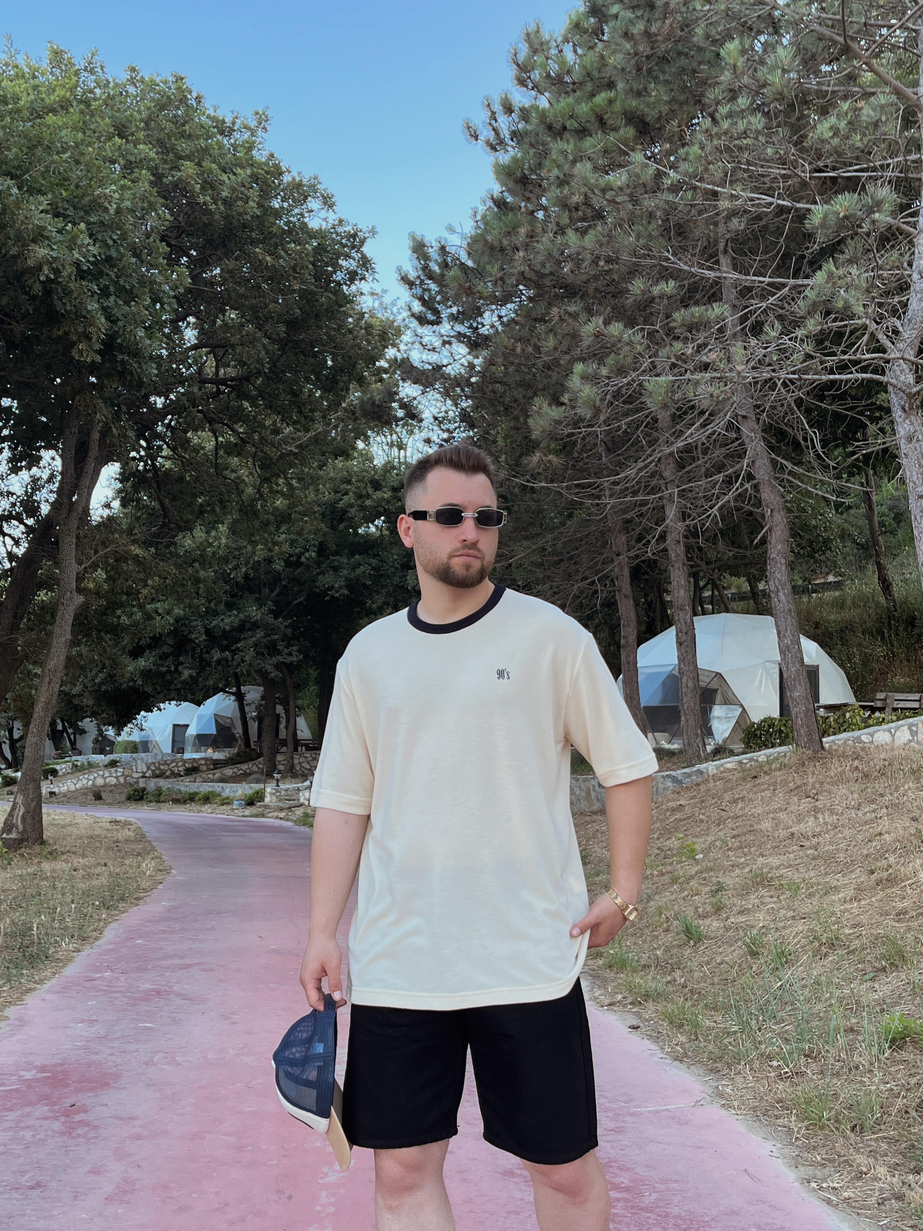 Krem 90's Nakışlı Dokulu Kumaş Oversize T-shirt