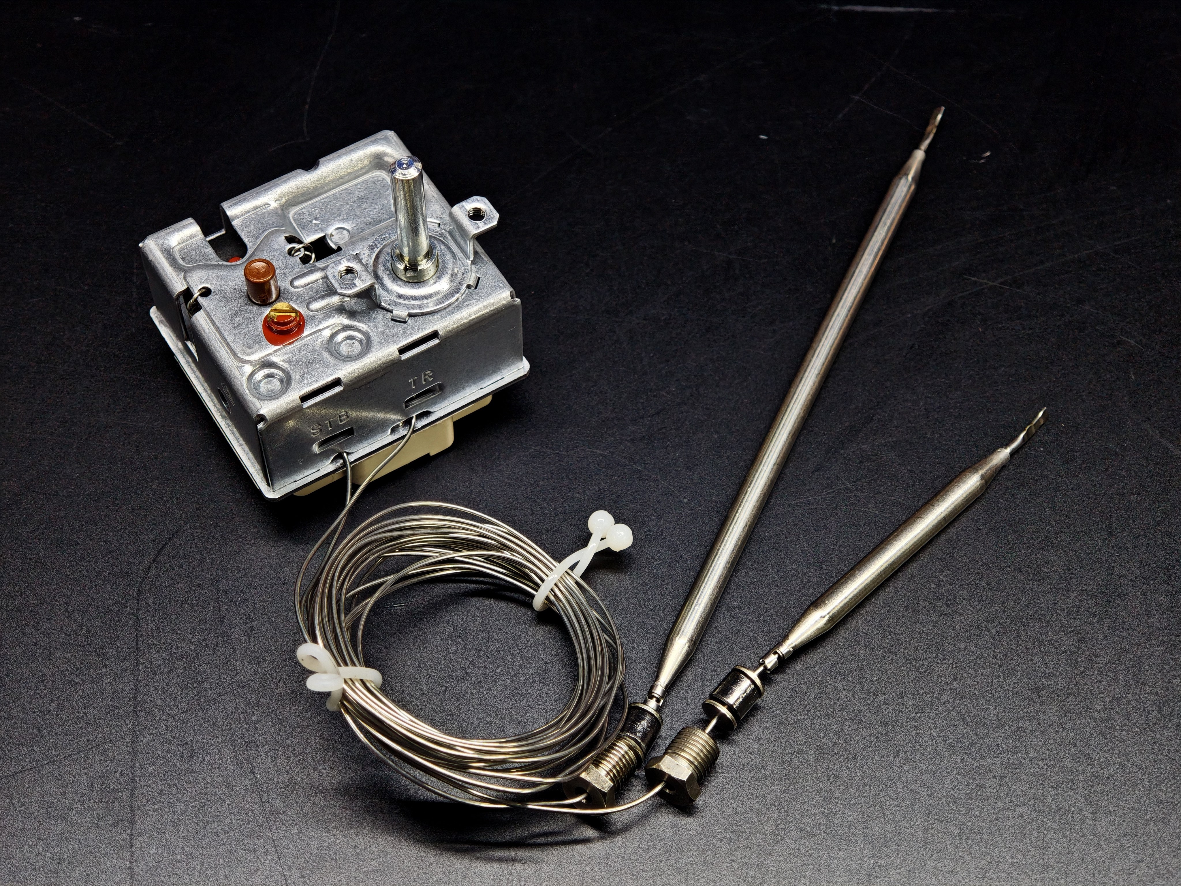 03.Tail ThermostatsEGO 55.60035.010 Dual Probe Thermostat 135-180°C with 230°C Safety Limiter 20A Three PhaseEGO 55.60035.010 Dual Probe Thermostat 135-180°C with 230°C Safety Limiter 20A Three Phase