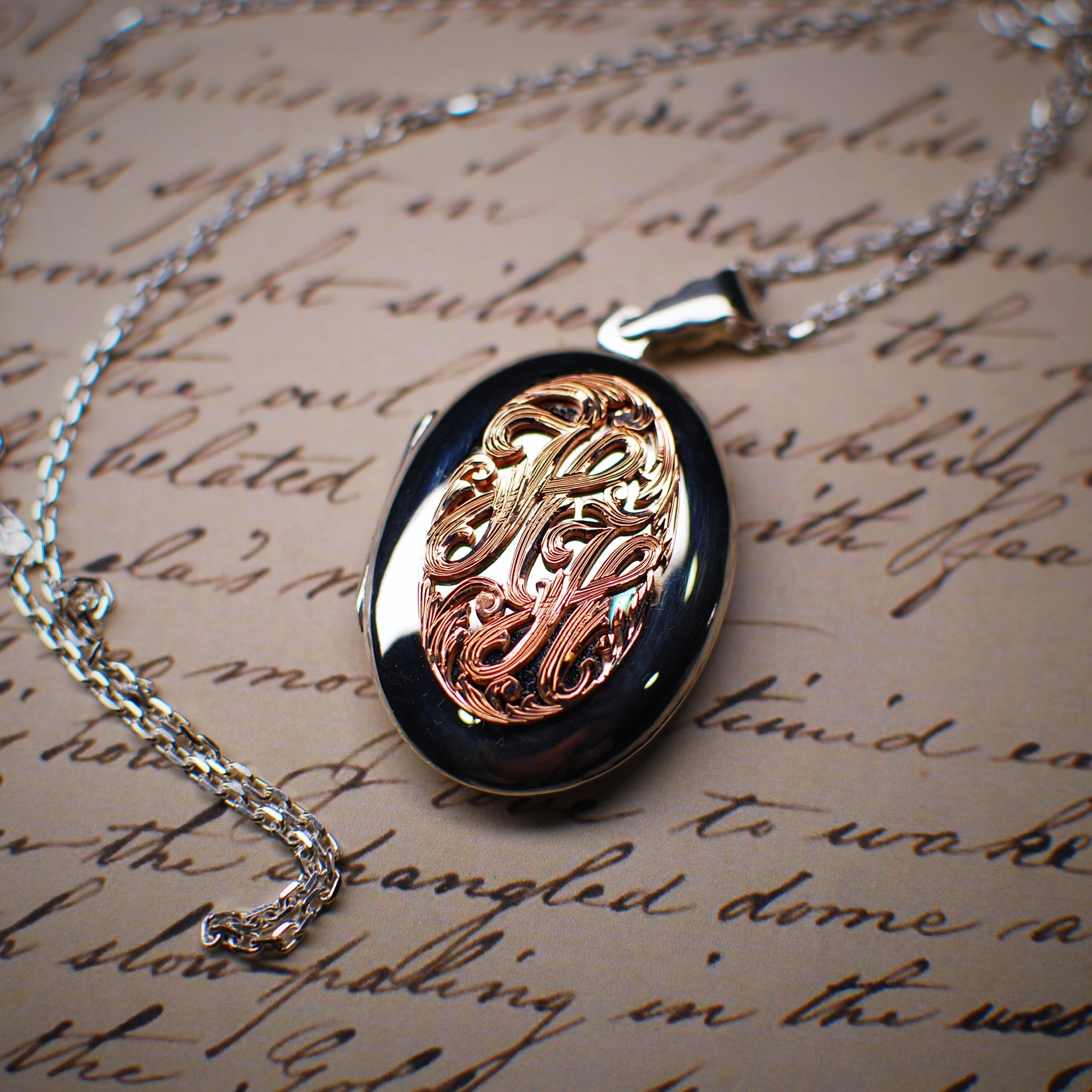 Oval Kapaklı Gümüş Kolye