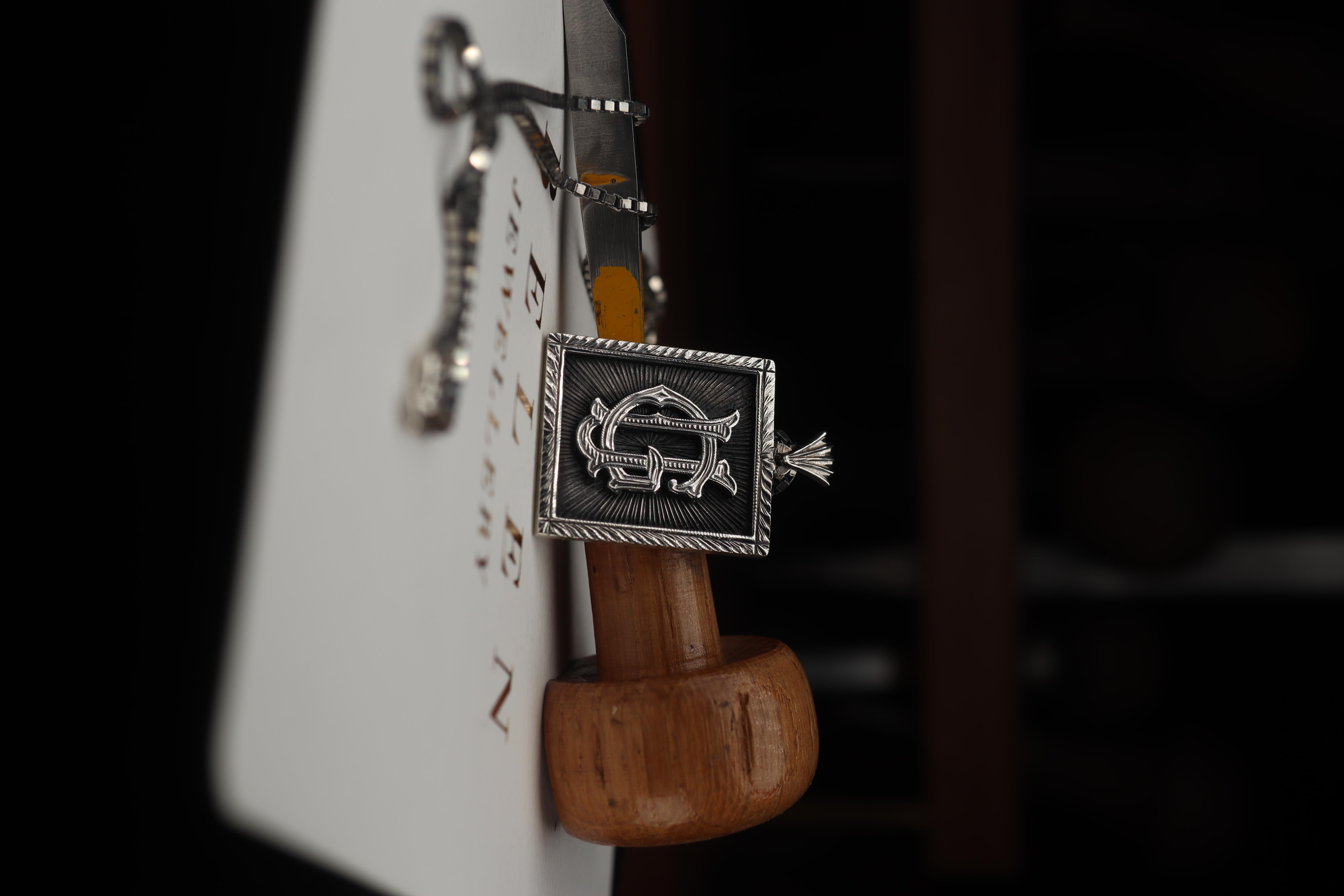 Köşeli Form Kalem İşlemeli Madalyon Kolye (Gümüş)