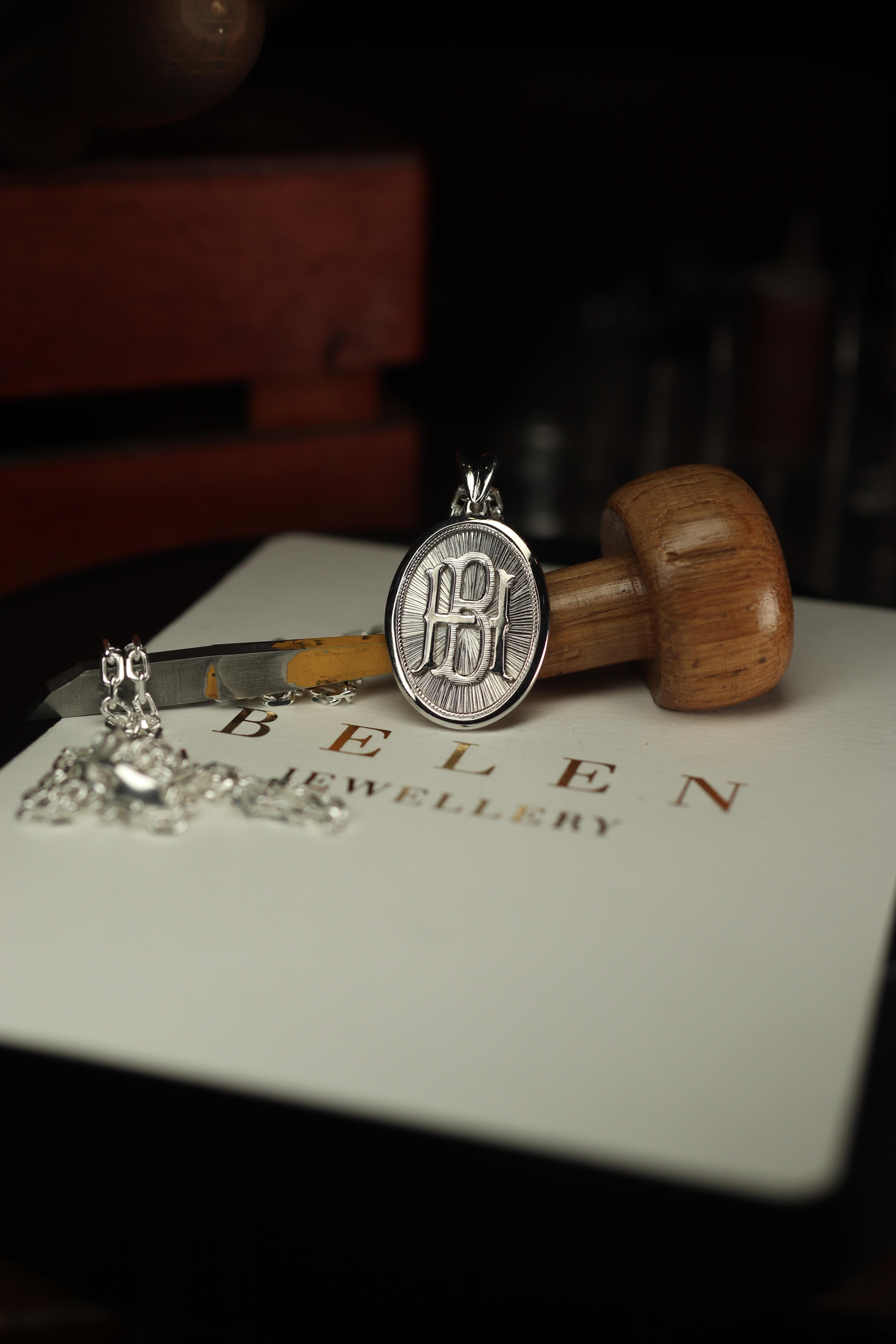 Oval Madalyon Kolye (Gümüş)