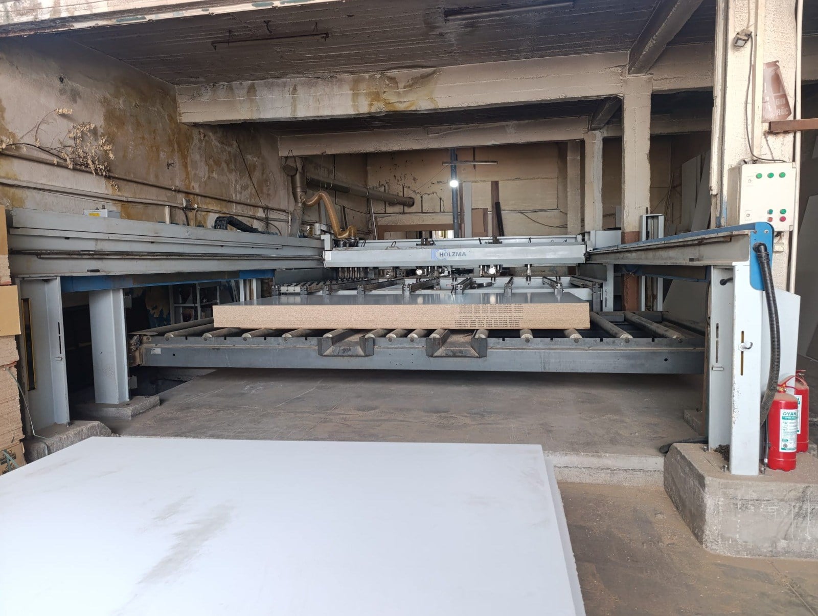 HOLZMA Optimat Hpl 380 Arkadan Yüklemeli Asansörlü Panel Ebatlama Makinesi (2004)