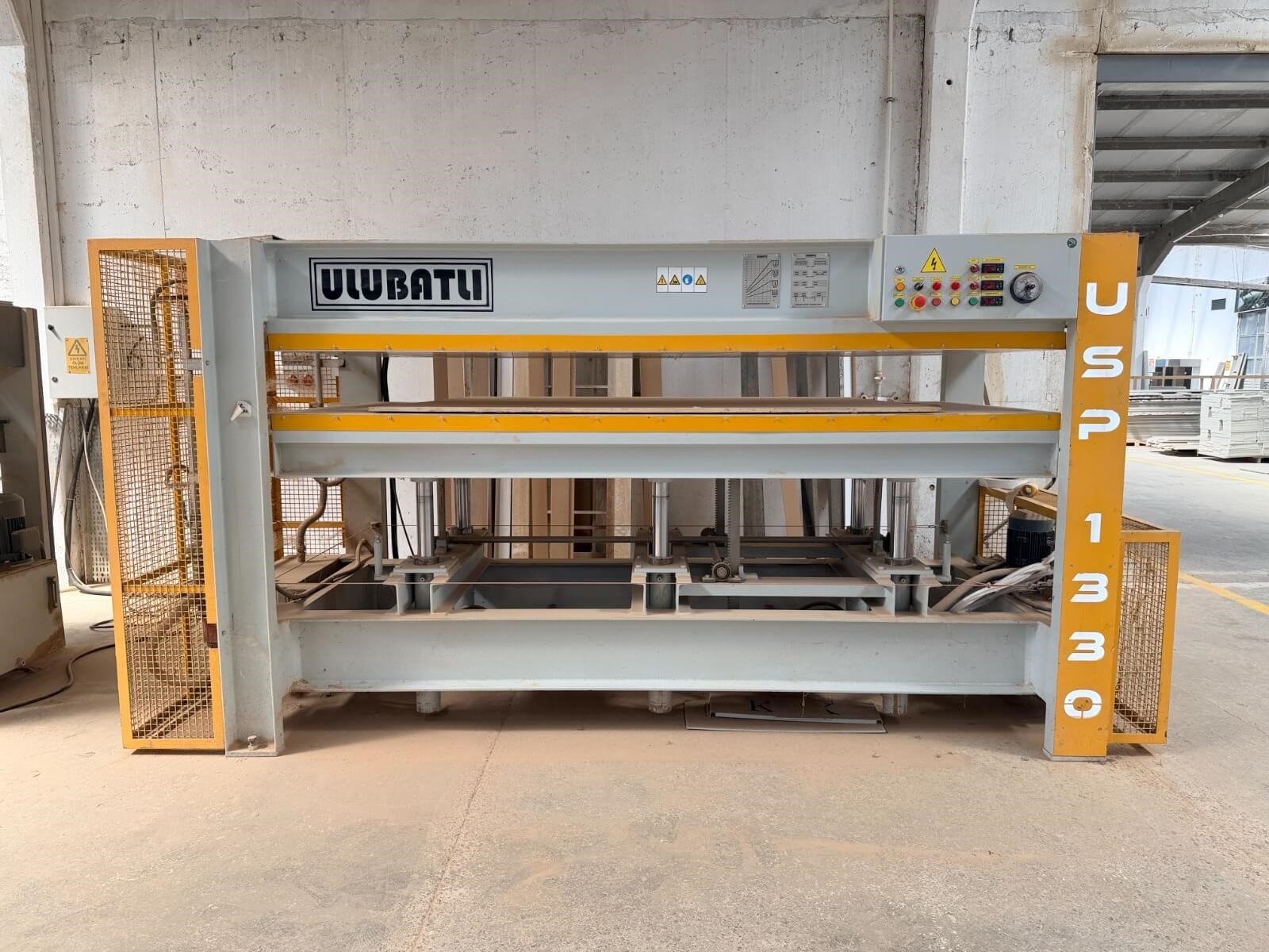 ULUBATLI USP 1330 1300*3000 Yağ Isıtmalı Kapı Presi (2022)