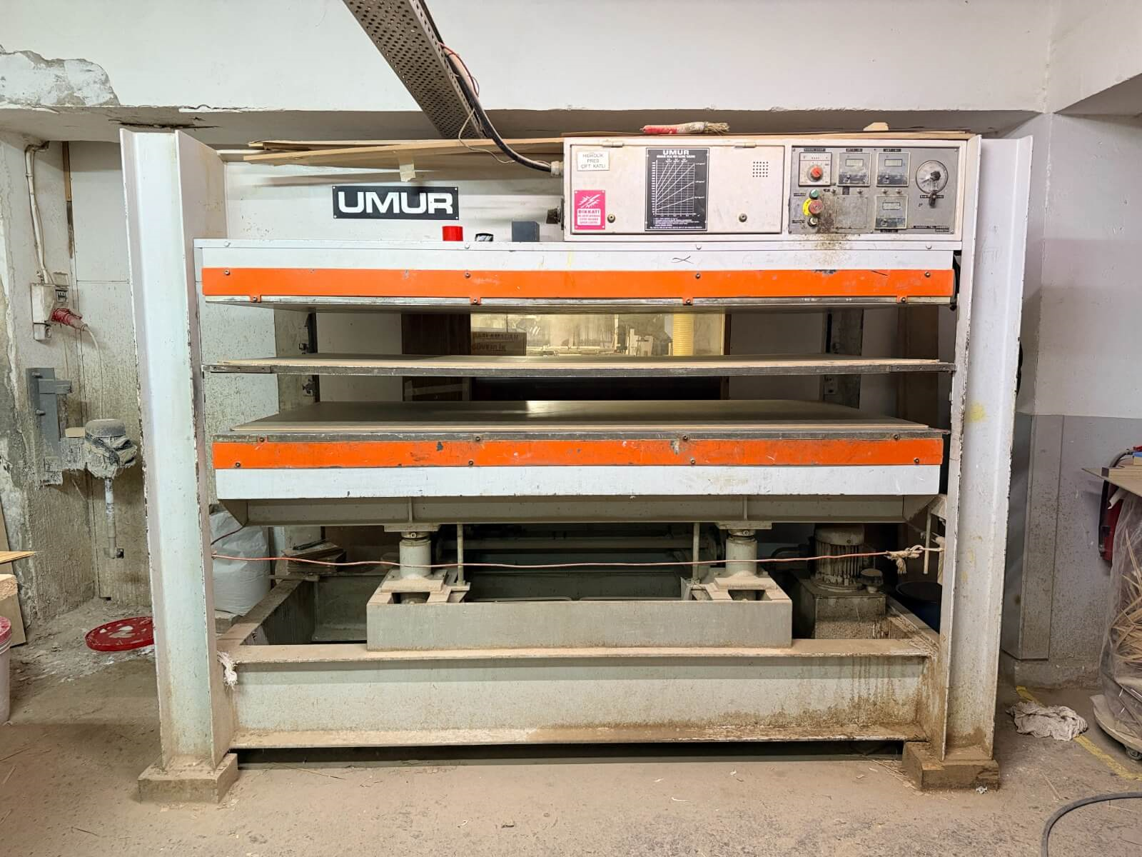 UMUR Up 60 110*220 Ölçü 1 Ara Katlı 2 Kapılık Pres Makinesi (2000)