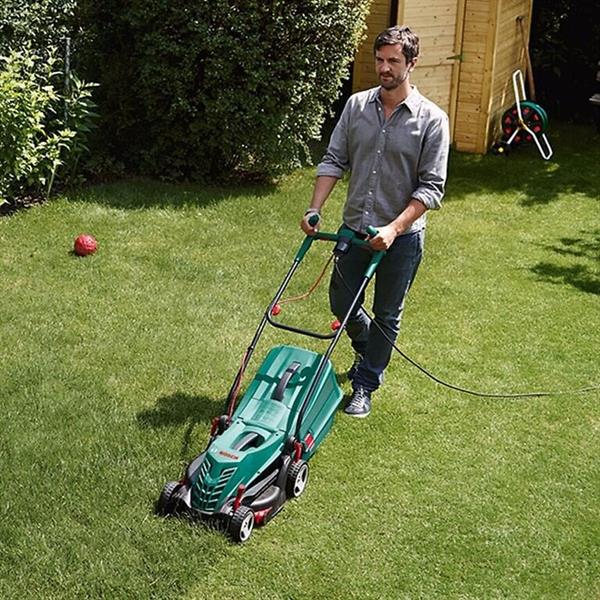 Bosch Rotak 370 ER 1300 W Elektrikli Cim Bicme Makinesi Hepsipolatlarda . Yuksek performansl Bosch cim bicme makinesi ile bahcenizi kolayca duzenleyin. 1300 W gucuyle etkili ve h zl kesim sa lar. H...
