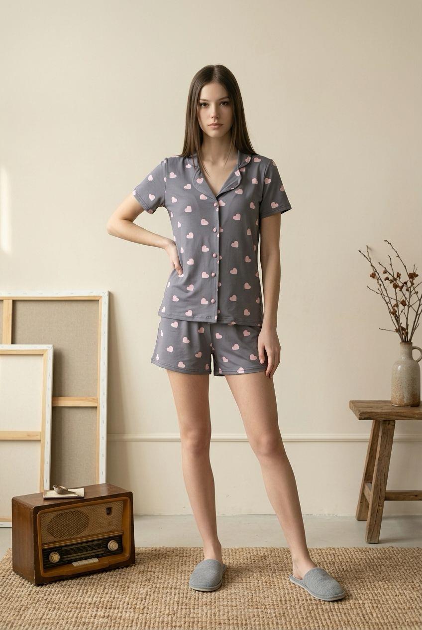 Düğmeli Şortlu Pijama Takımı Büyük Kalp Gri