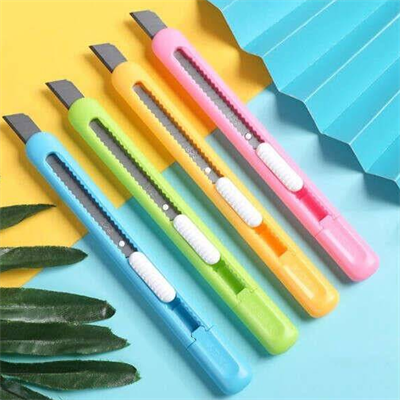 Deli Plastik Dar Maket Bıçağı 9 mm Karışık Renk 2025