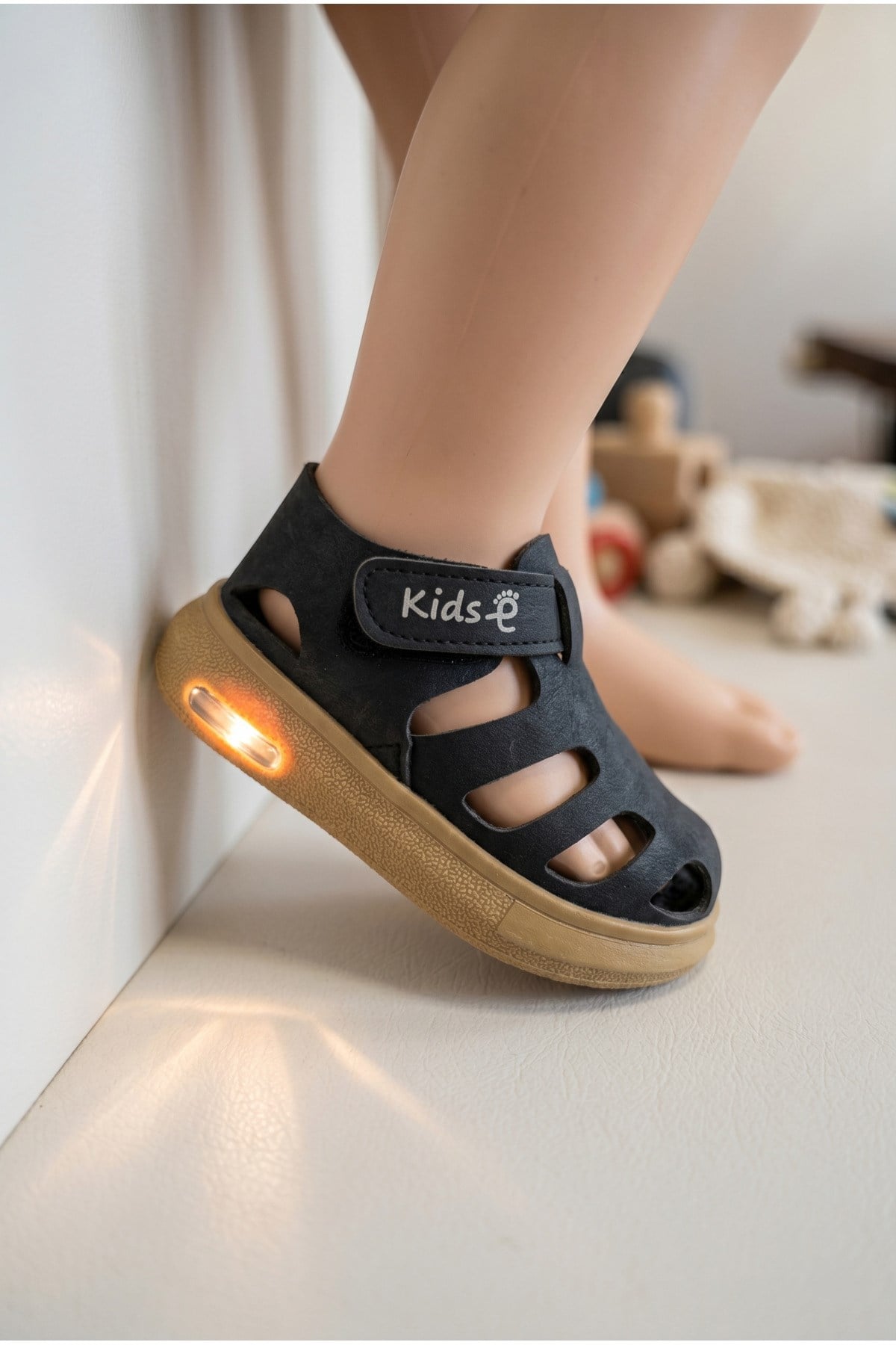 siyah-isikli-cocuk-sandalet-ortopedik--bcd2-a.jpg