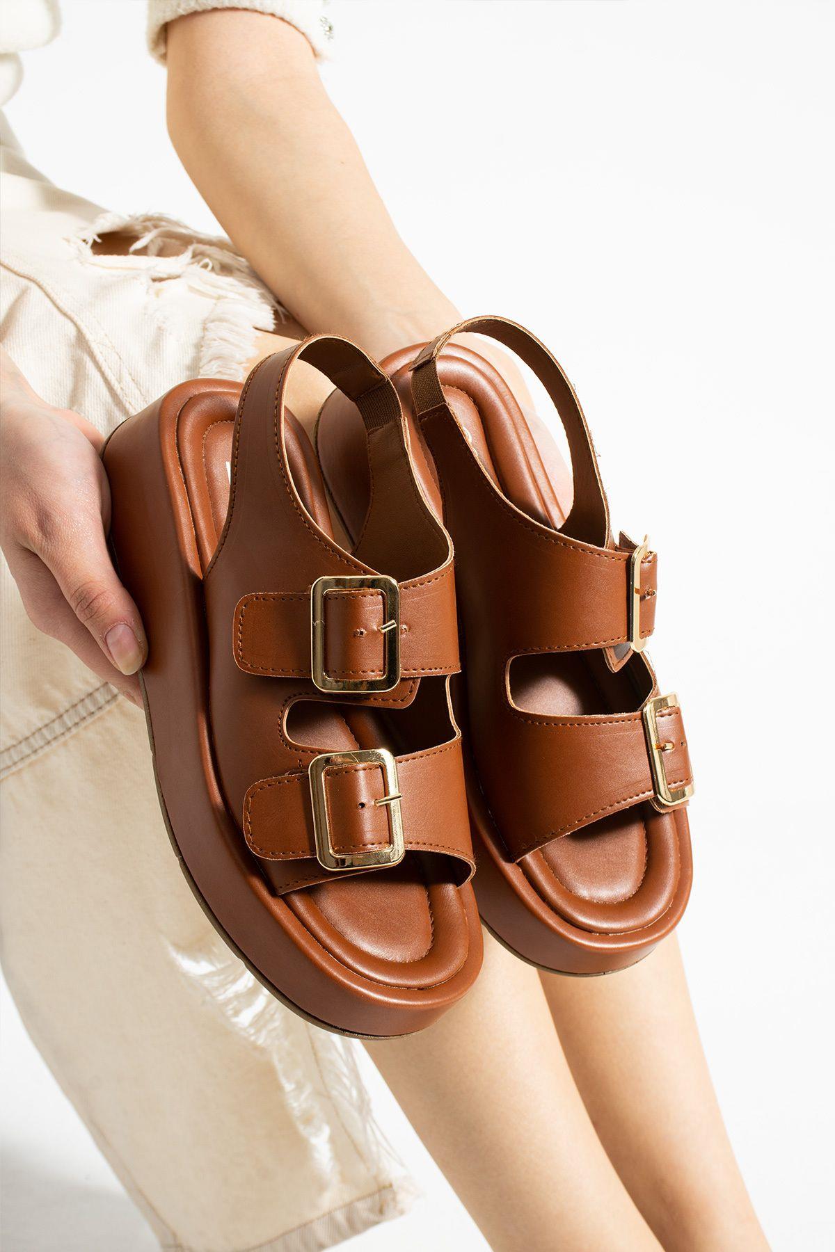 Taba Kalın Taban Lastik Detaylı Çift Toka Sargılı Sandalet