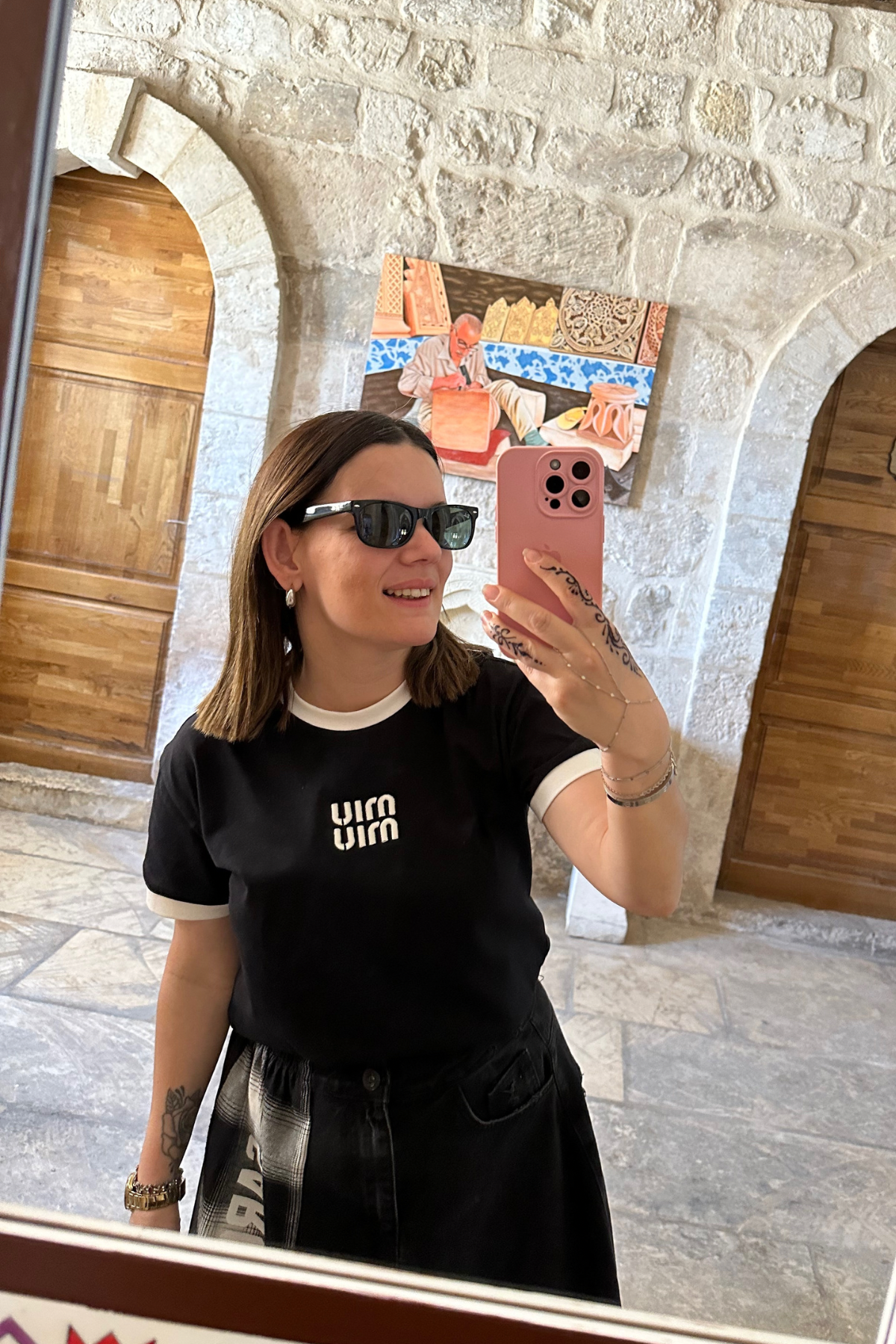 MM Beyaz Manşet Detay Siyah Tişört 