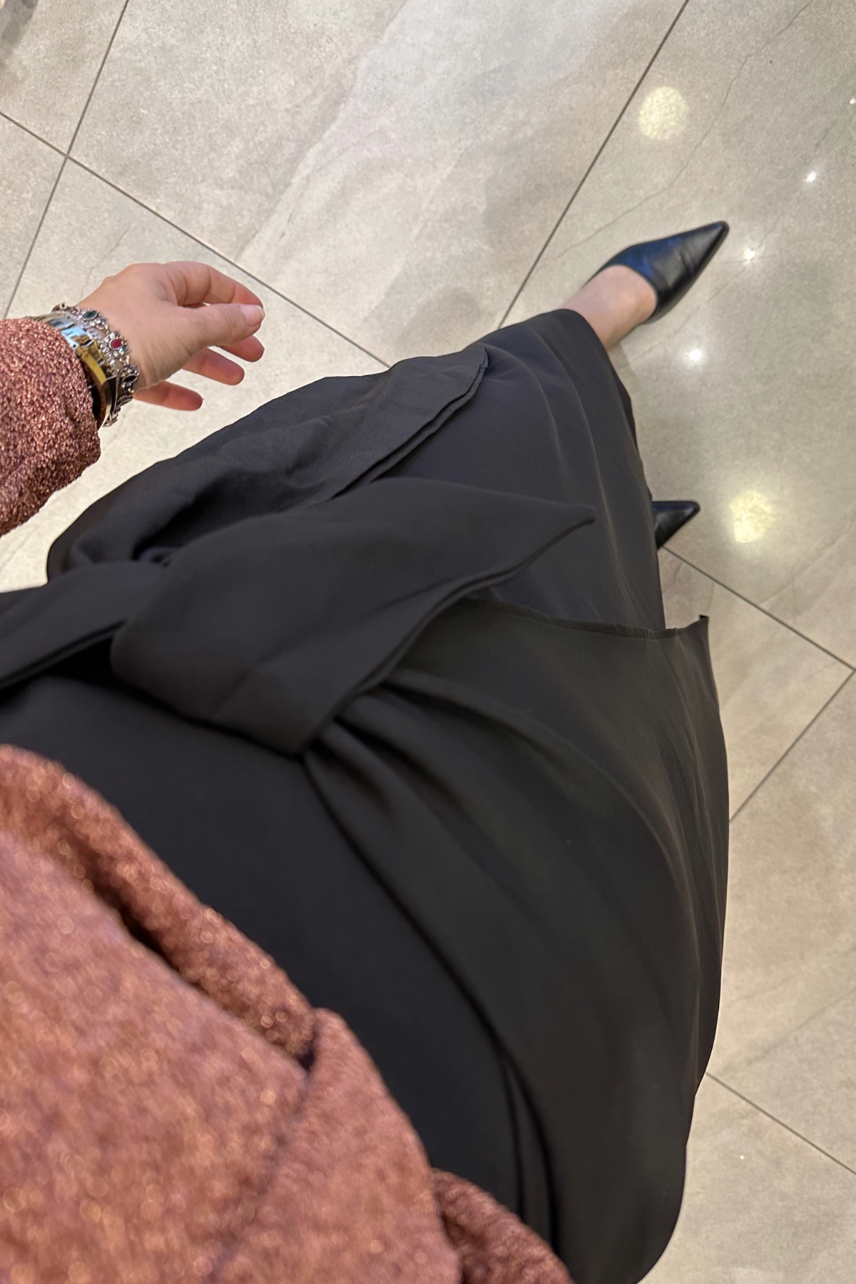 Siyah bağlamalı crep kumaş etek