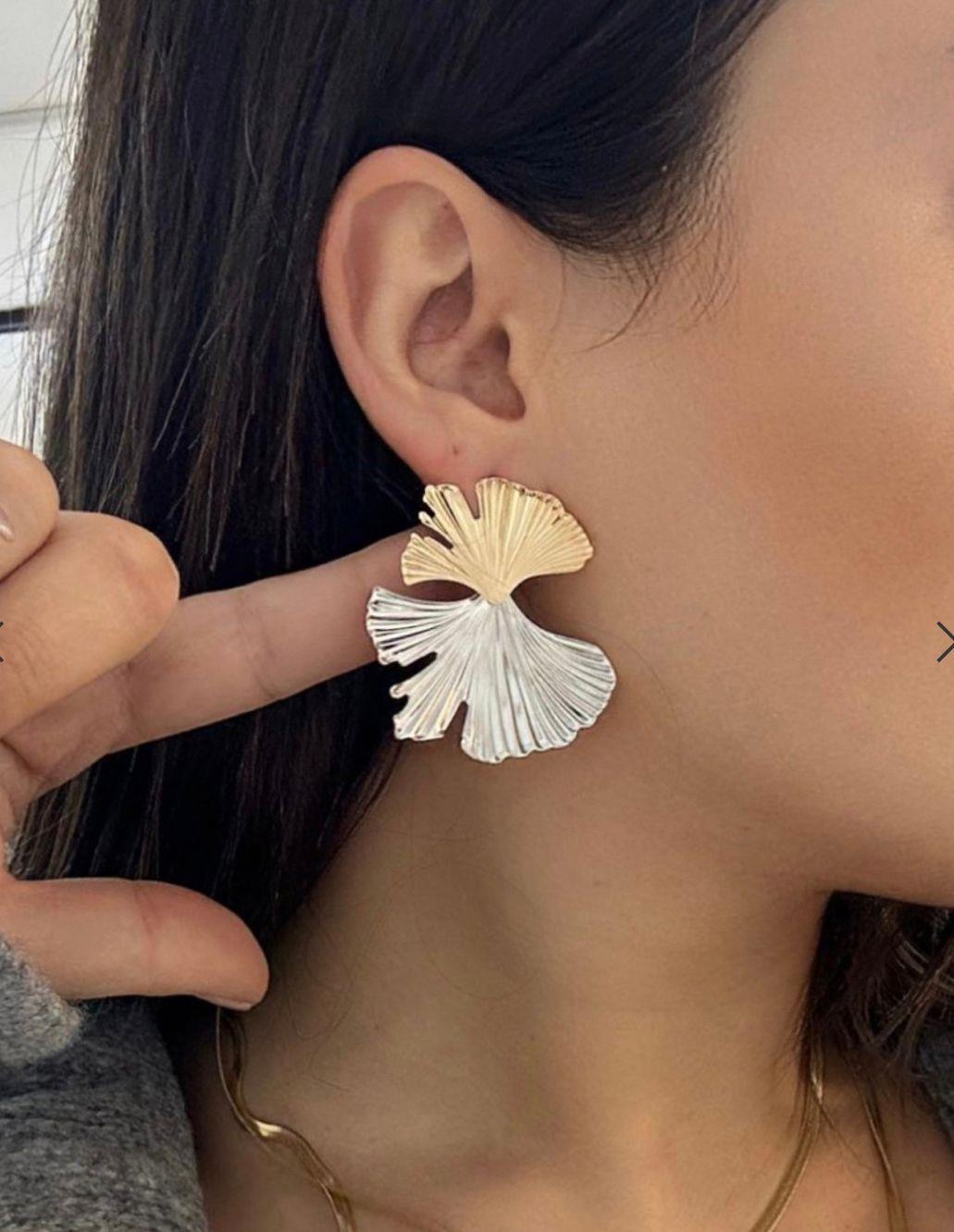 Yaprak Form Çift Renk Küpe