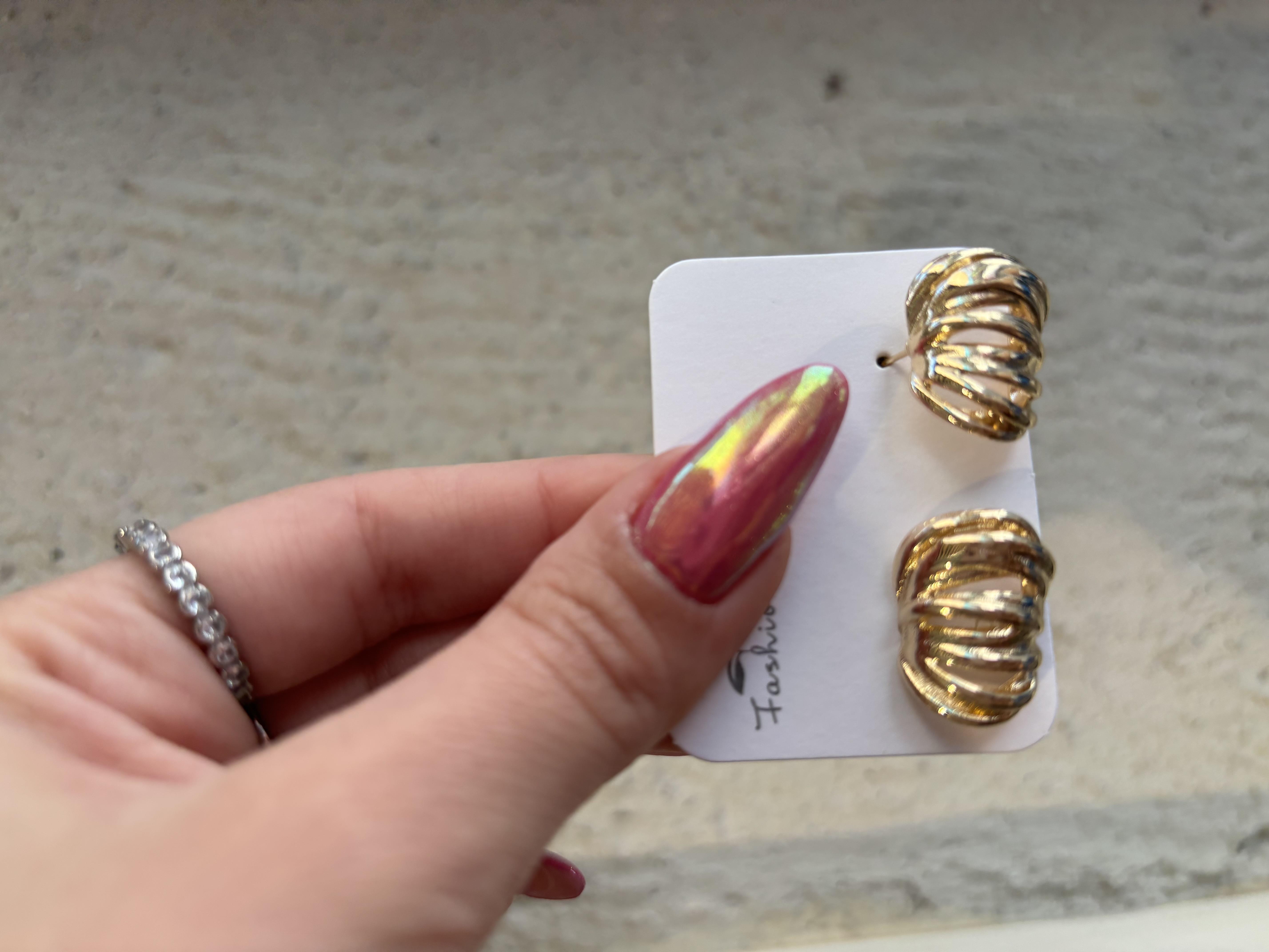 6 Halka görünümlü Gold Çelik Küpe