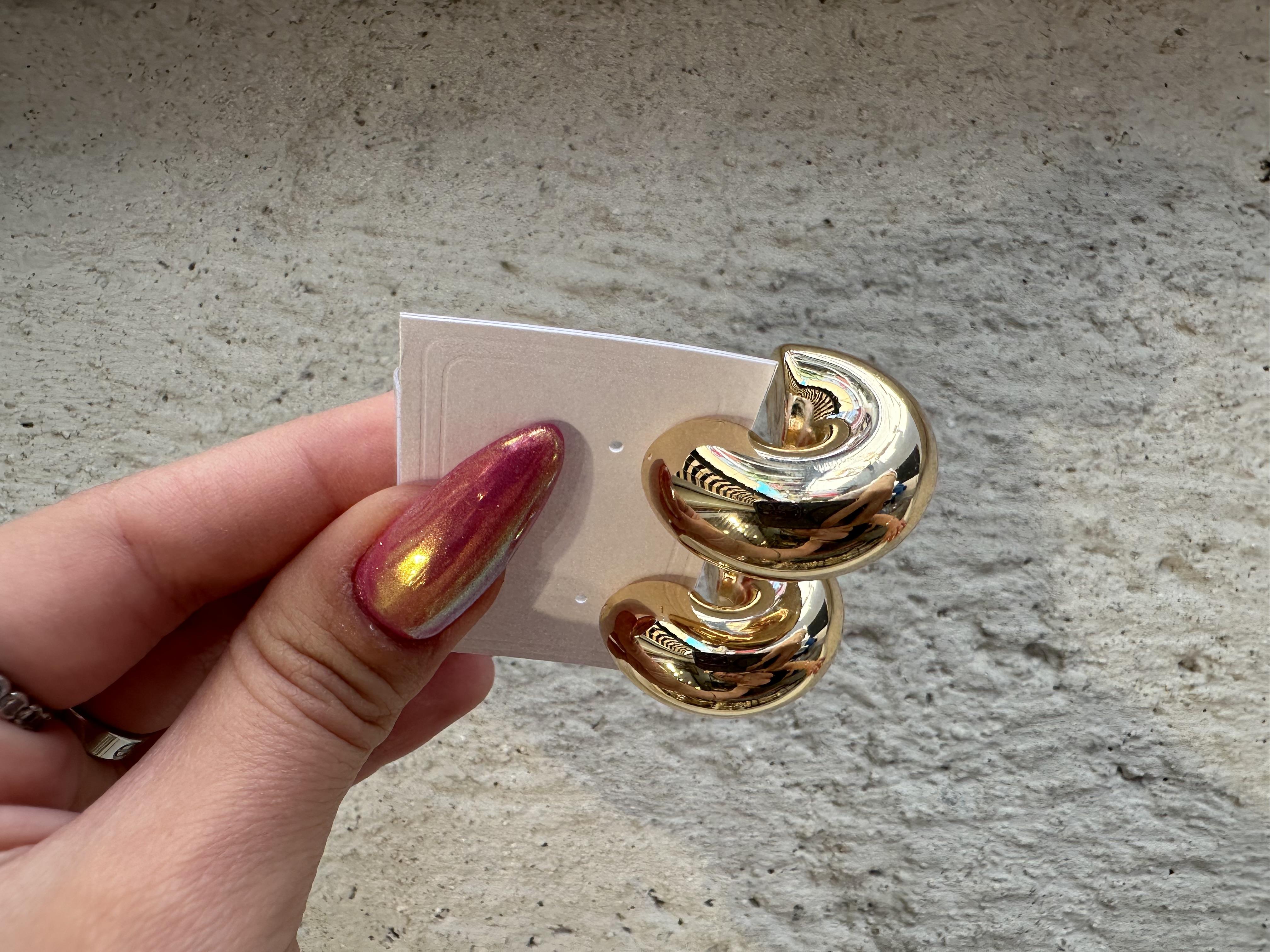 Bombeli Yarım Halka Gold Renk Çelik Küpe